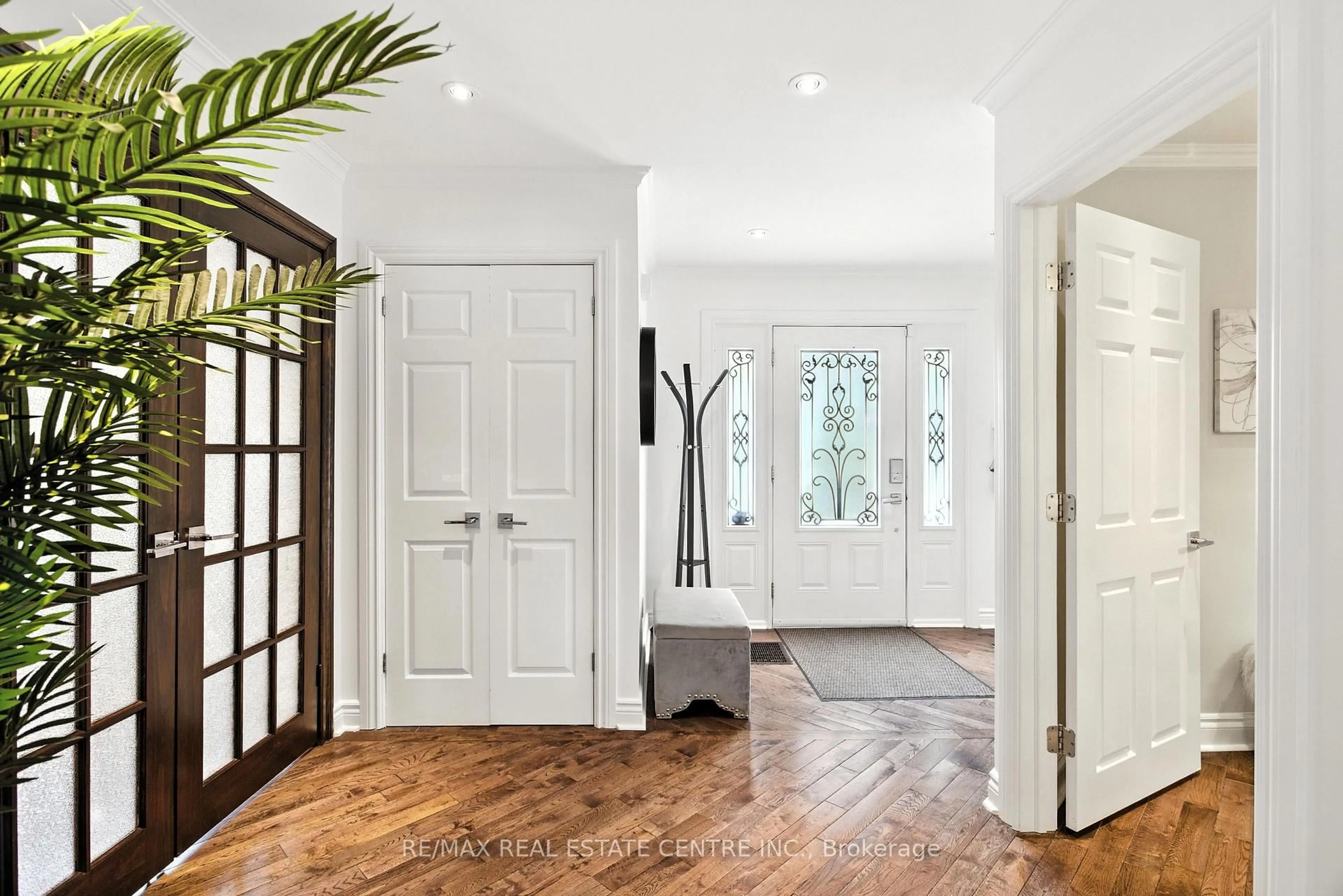 Indoor entryway for 9707 Regional 25 Rd, Halton Hills Ontario L9T 2X7