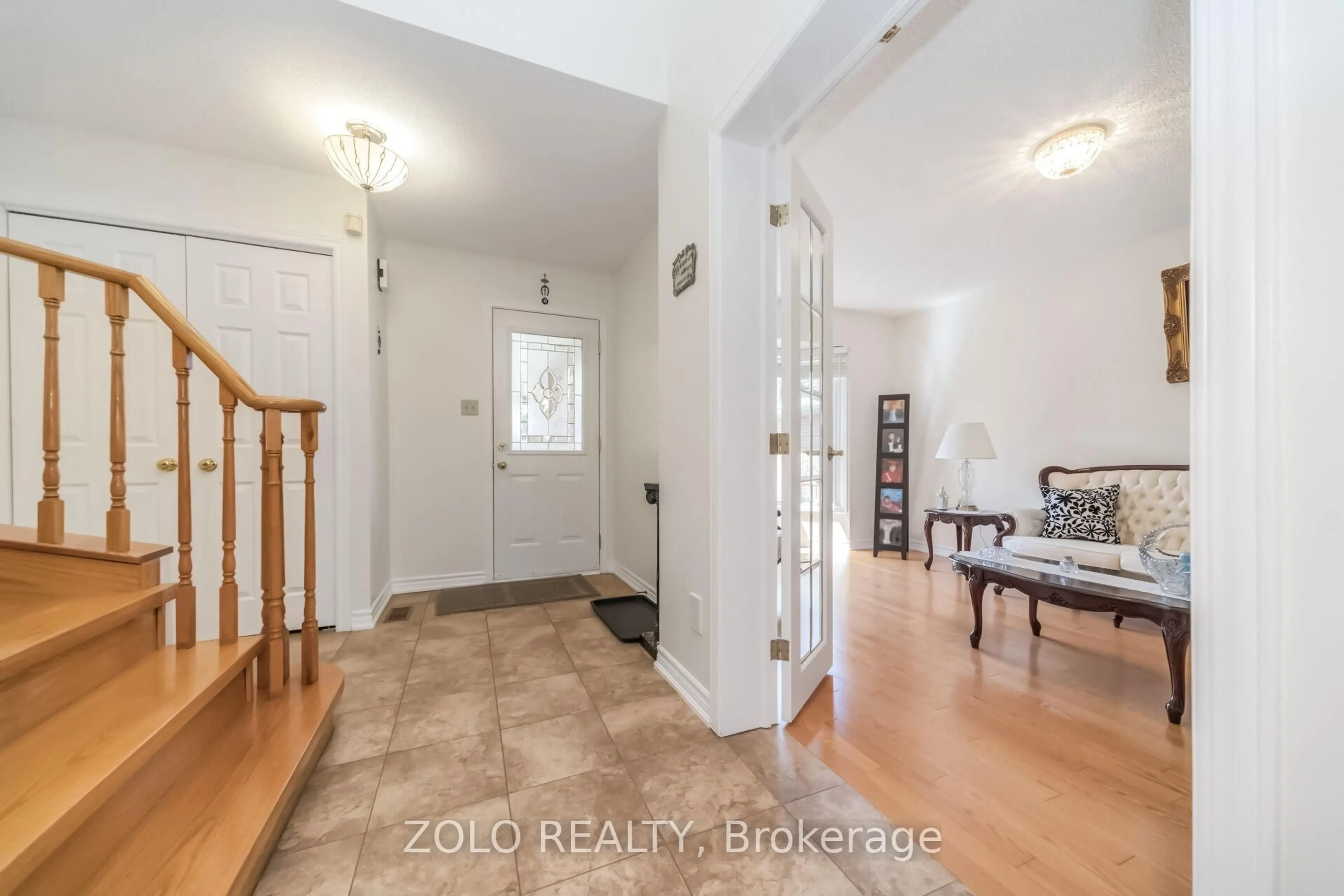 Indoor entryway for 19 Hodgson St, Brampton Ontario L6Y 3G8