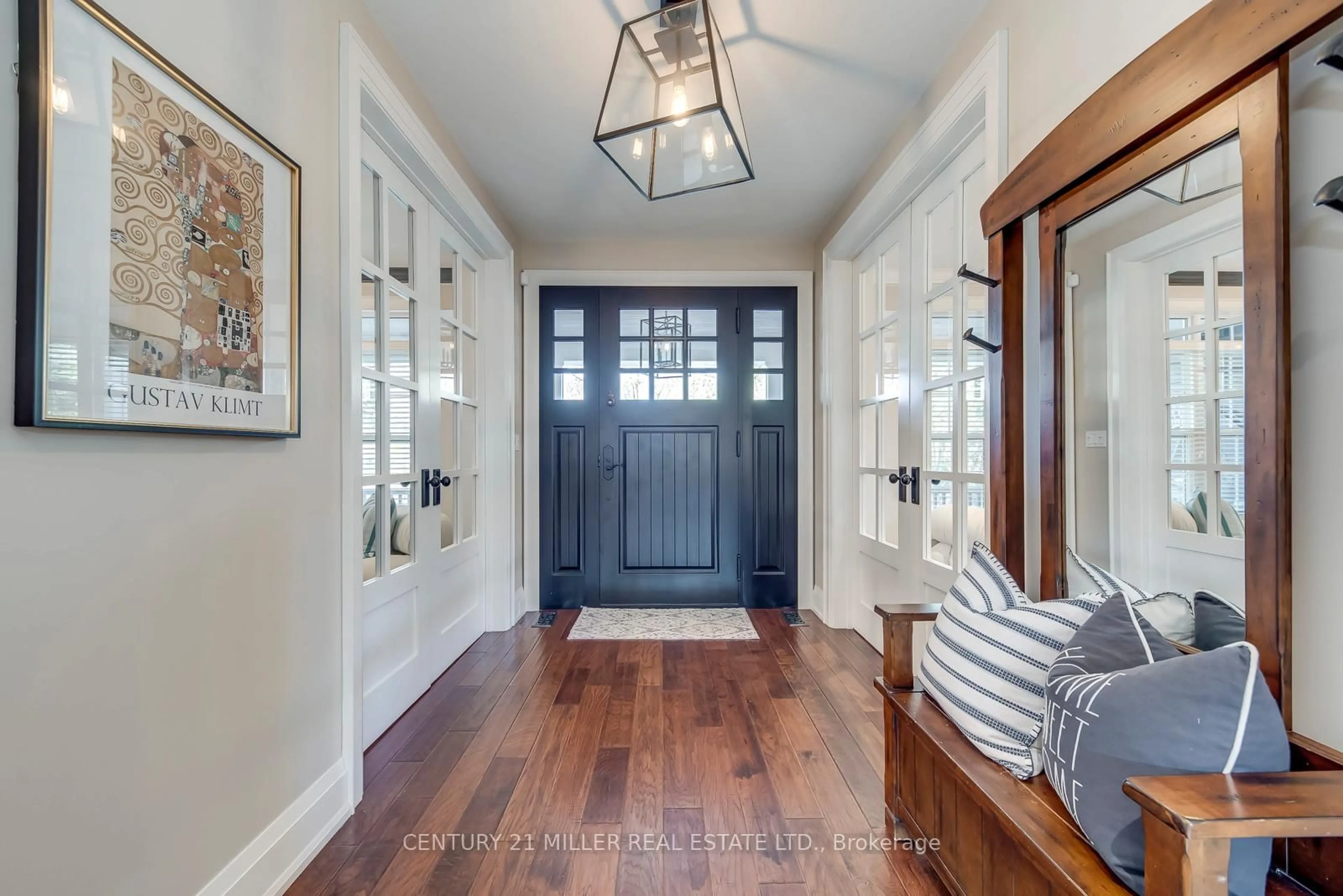 Indoor entryway for 75 Charles St, Halton Hills Ontario L7G 2Z6