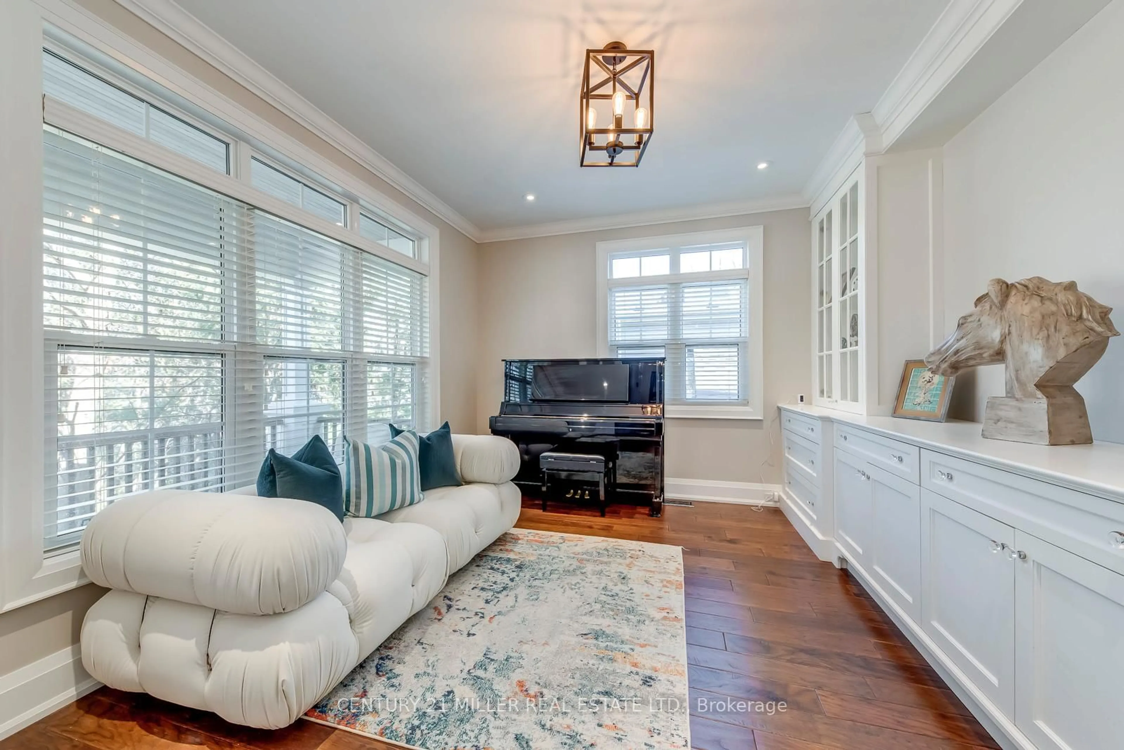 Living room with furniture, unknown for 75 Charles St, Halton Hills Ontario L7G 2Z6