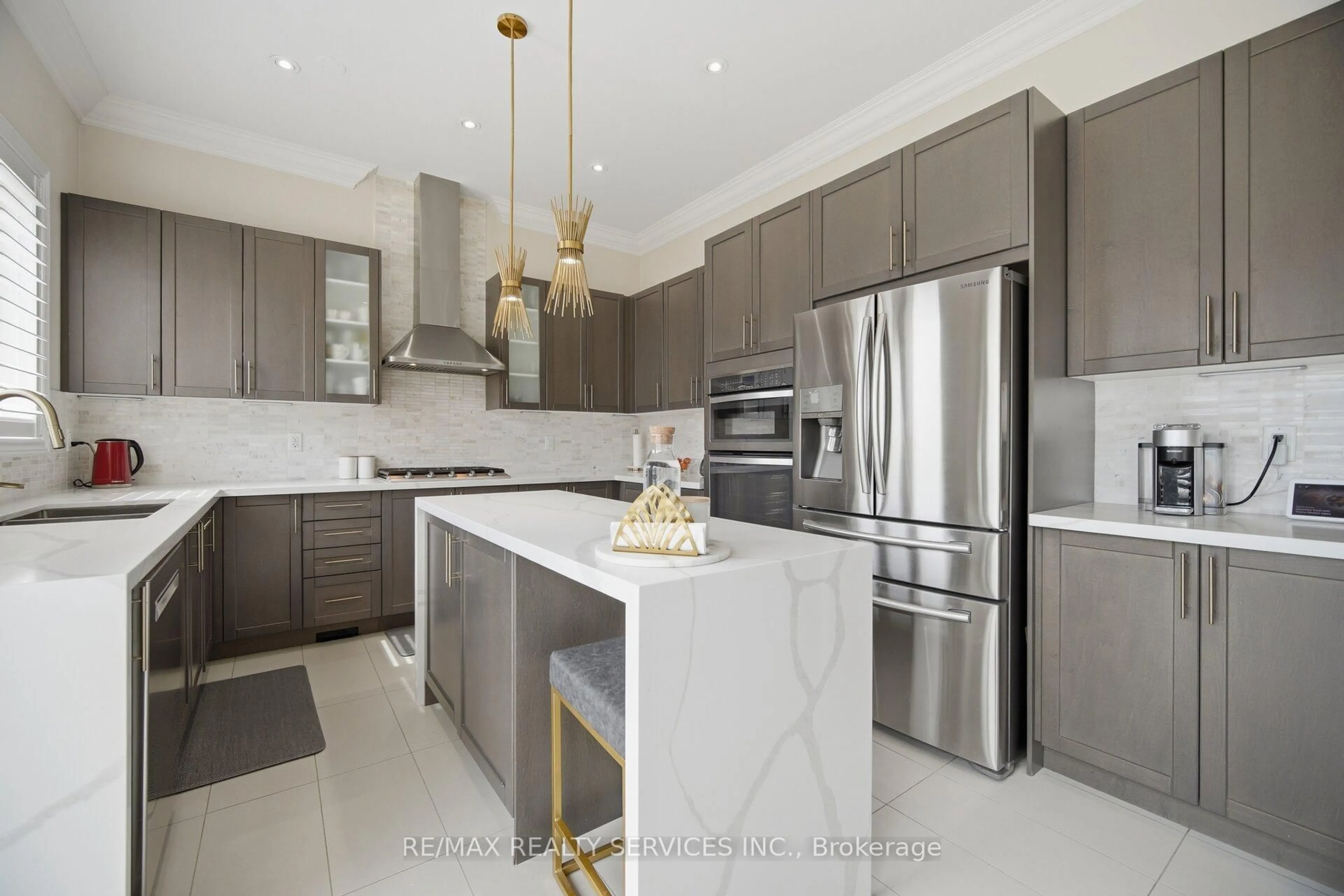 Contemporary kitchen, ceramic/tile floor for 208 Bonnieglen Farm Blvd, Caledon Ontario L7C 3Y3