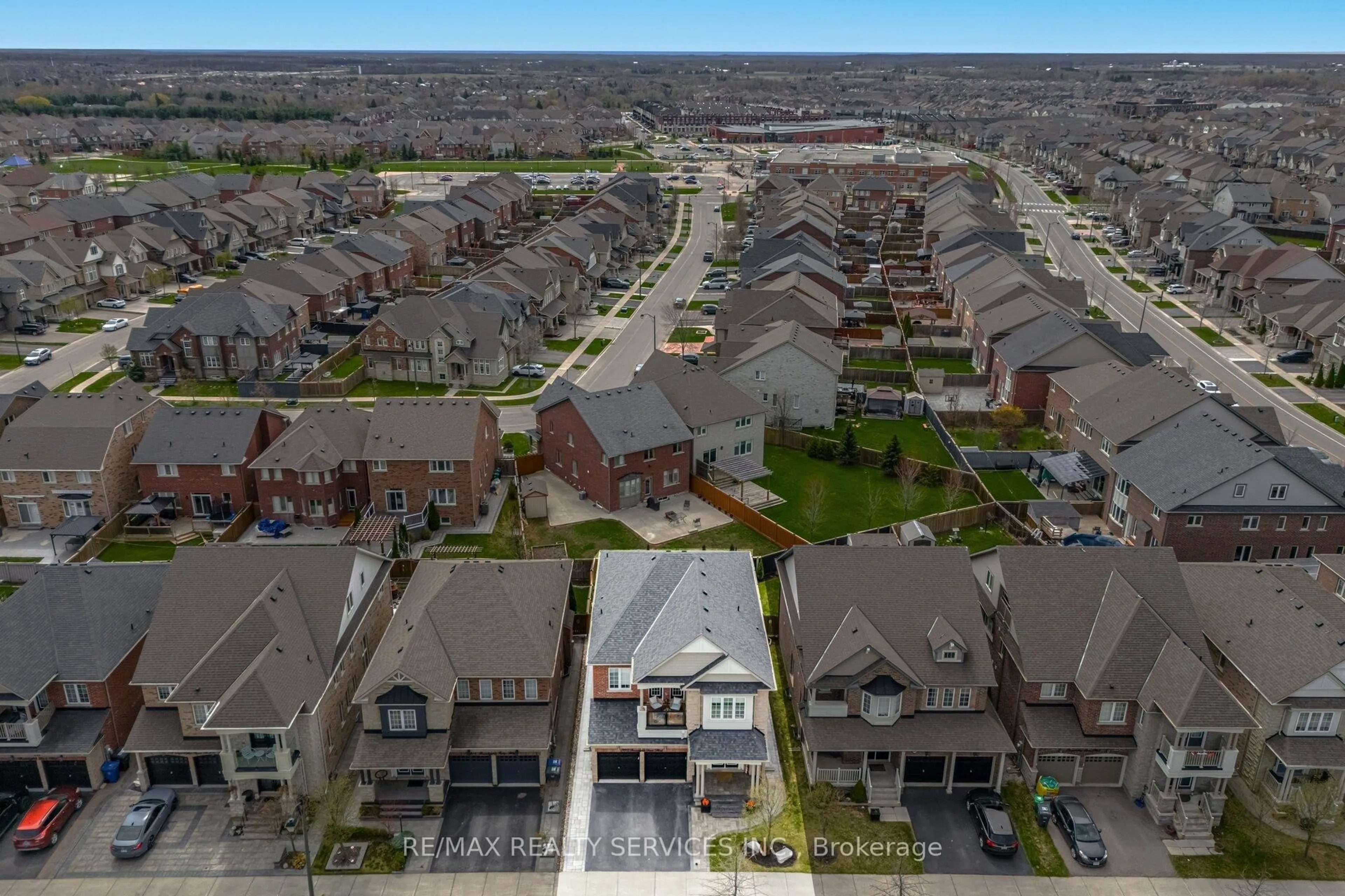 A pic from outside/outdoor area/front of a property/back of a property/a pic from drone, street for 208 Bonnieglen Farm Blvd, Caledon Ontario L7C 3Y3