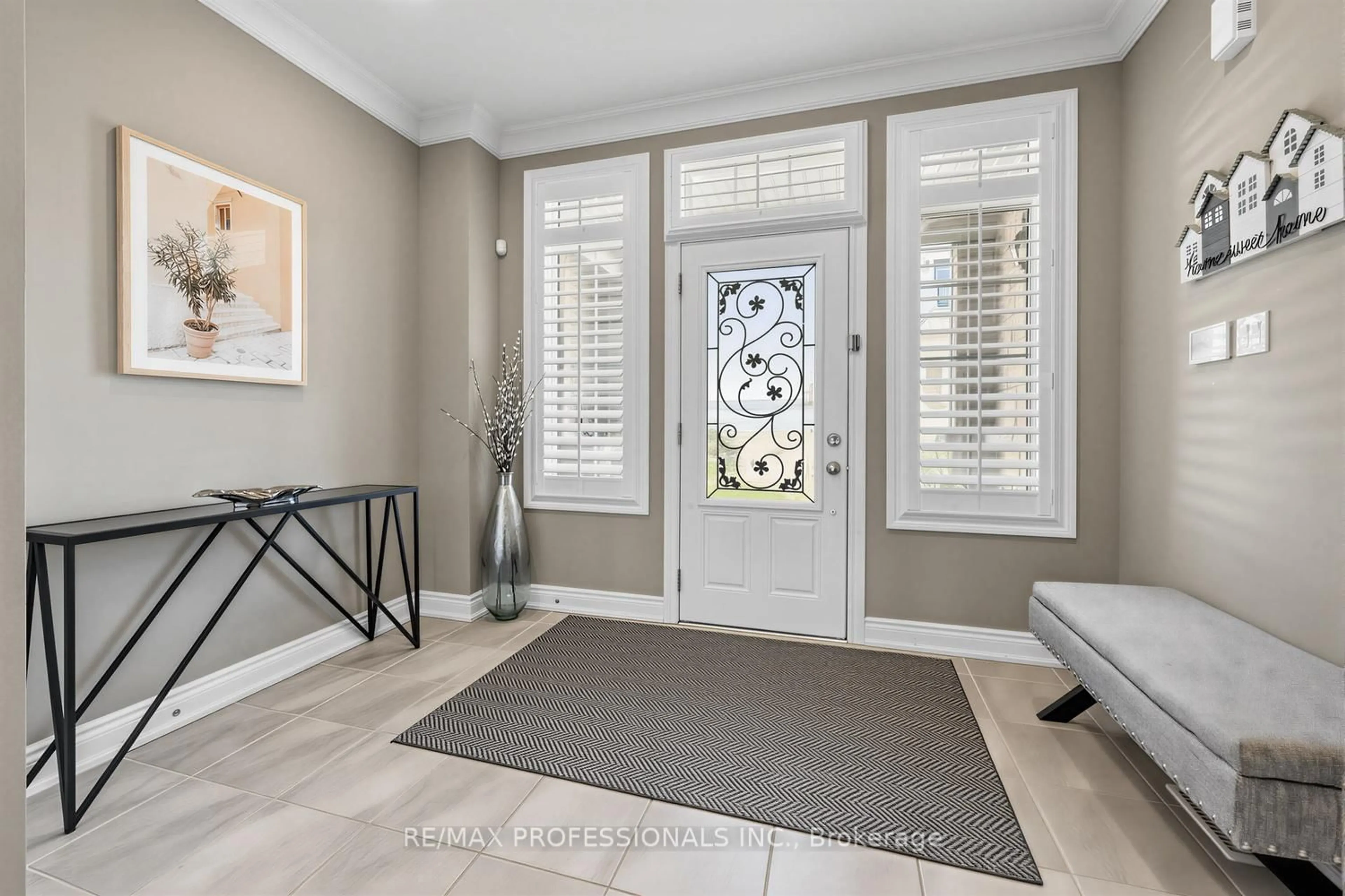 Indoor entryway for 44 Oakmore Lane, Brampton Ontario L6Y 6H5