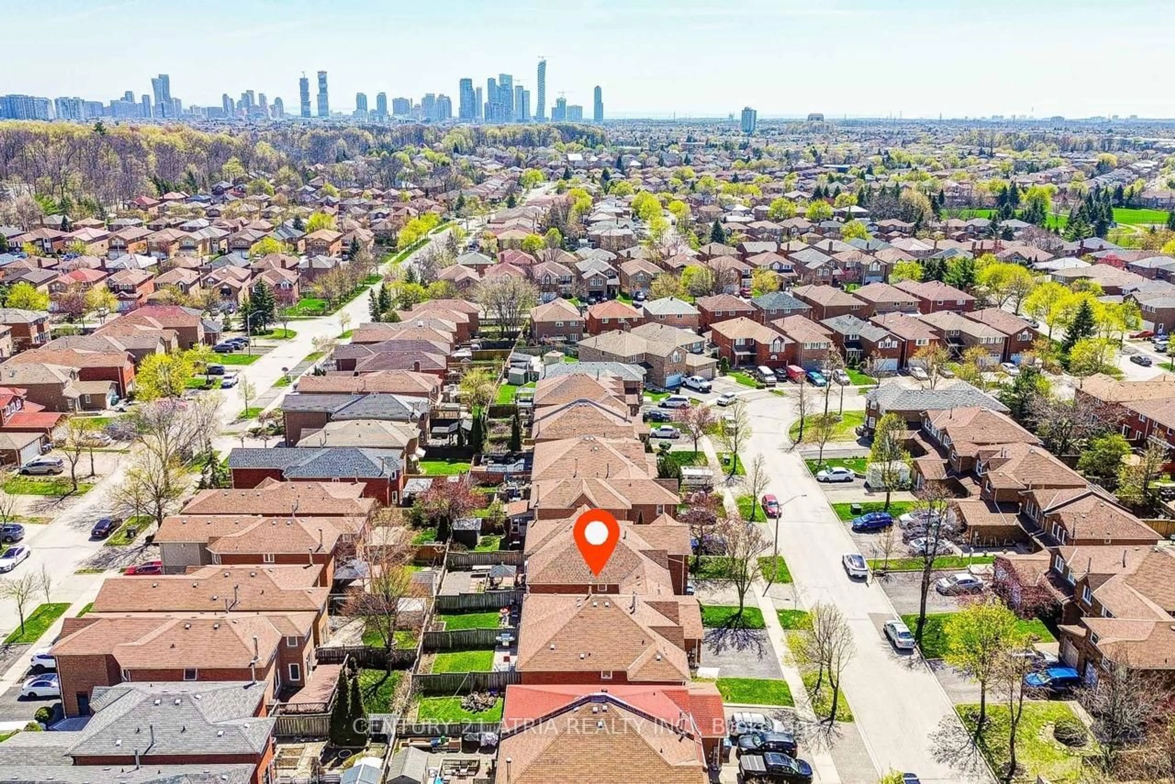 A pic from outside/outdoor area/front of a property/back of a property/a pic from drone, street for 5699 Talaton Tr, Mississauga Ontario L5R 3N6