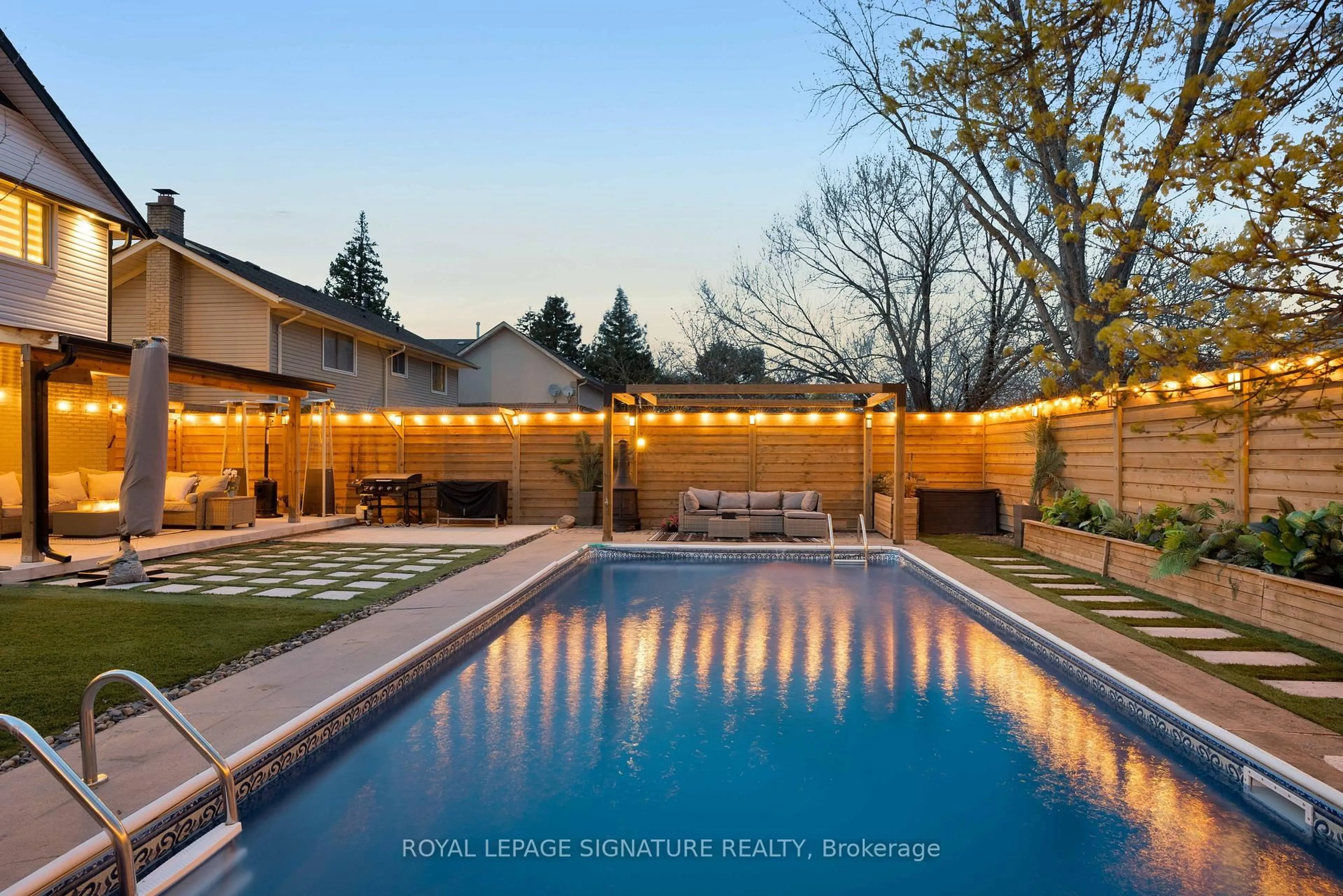 Pool for 2440 Council Ring Rd, Mississauga Ontario L5L 1E6