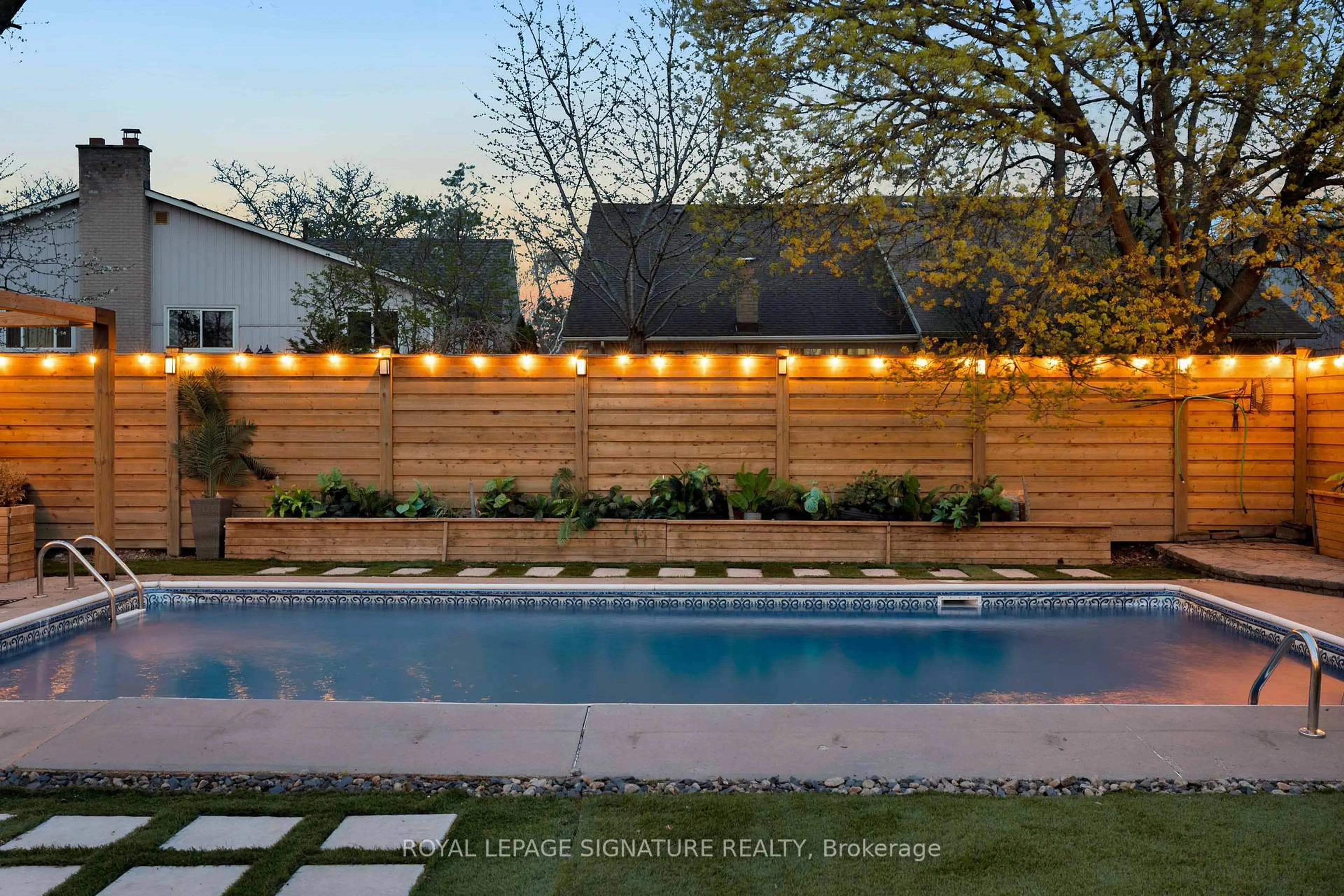 Unknown for 2440 Council Ring Rd, Mississauga Ontario L5L 1E6