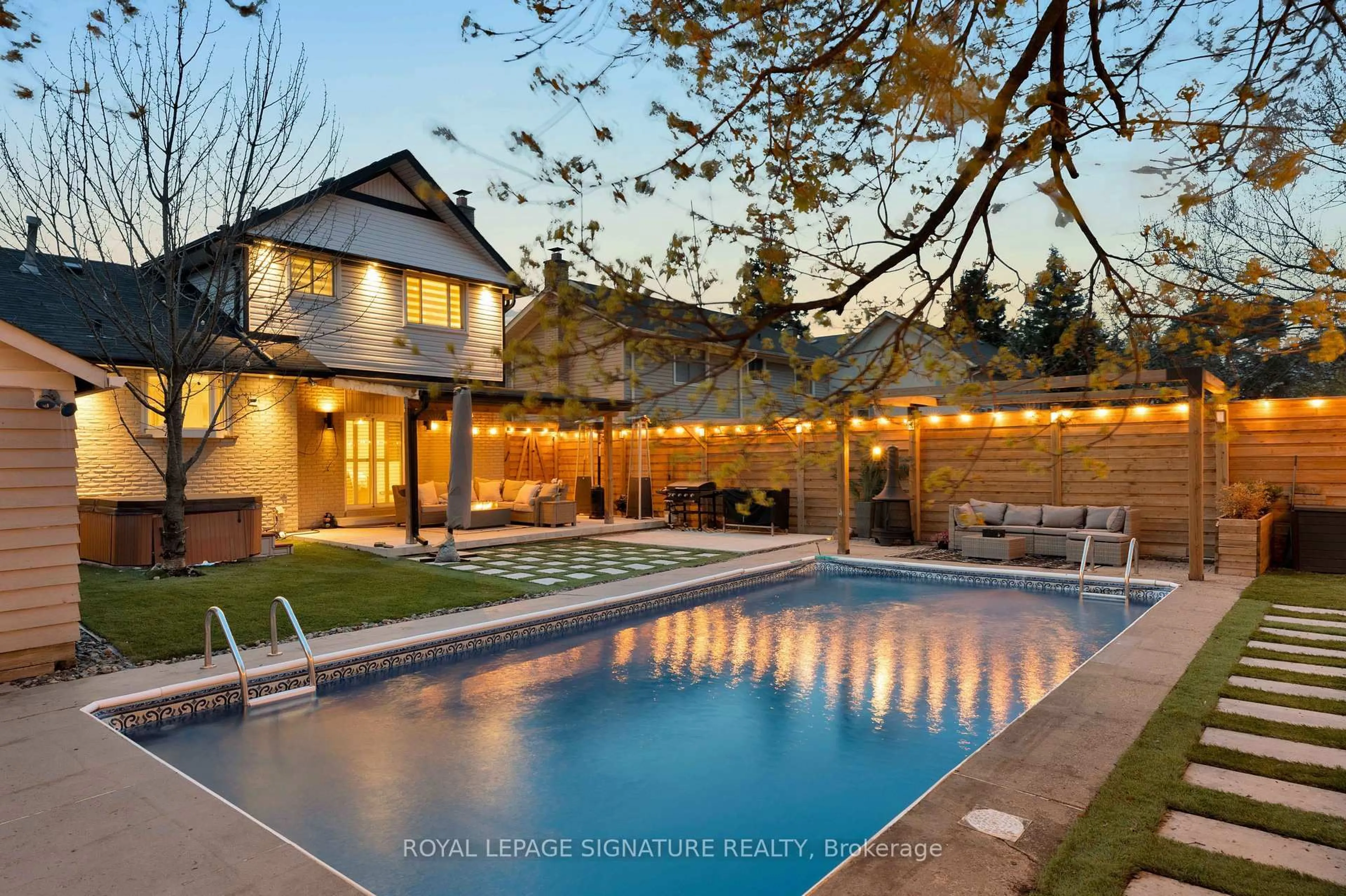 Pool for 2440 Council Ring Rd, Mississauga Ontario L5L 1E6