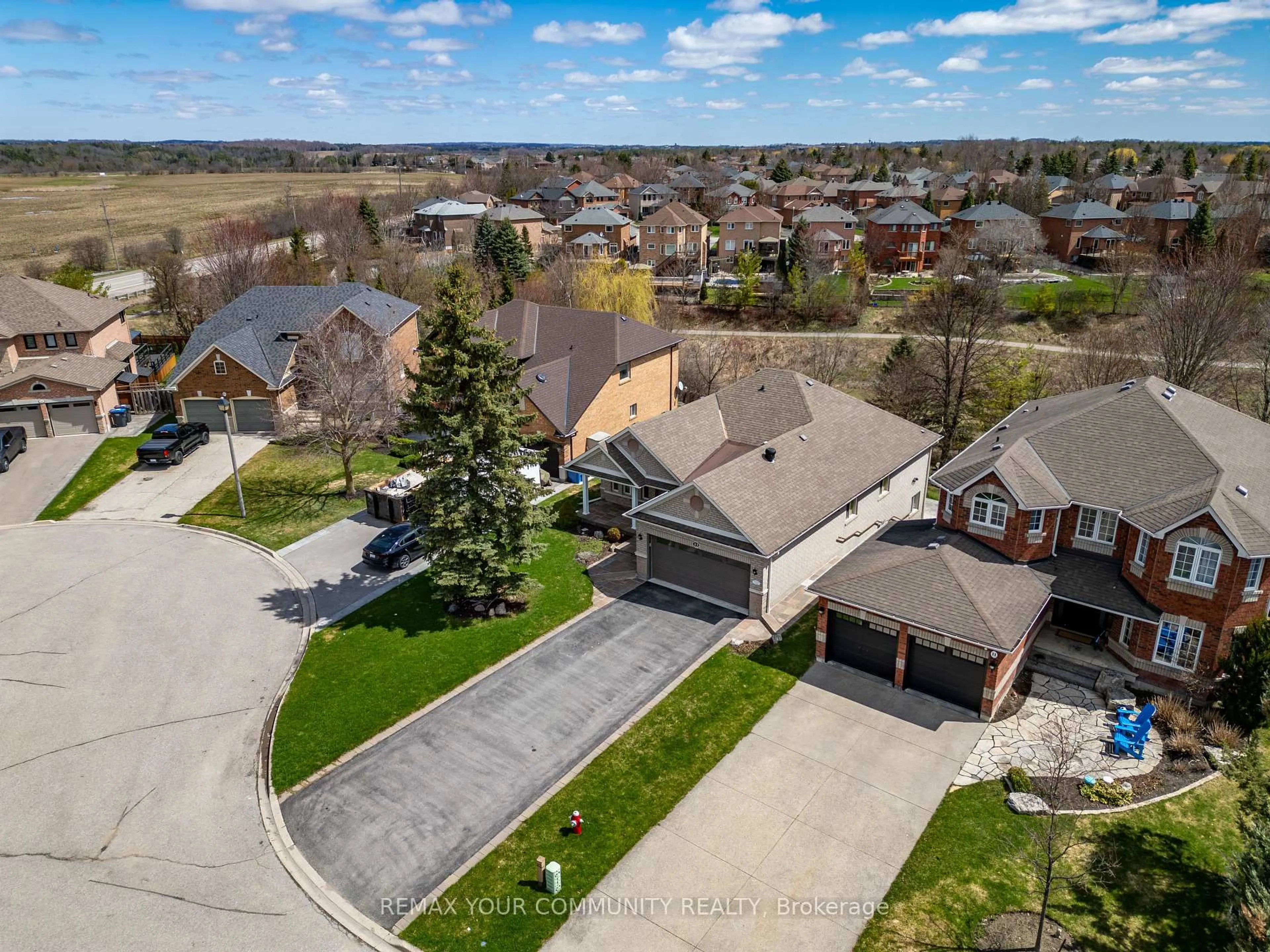 A pic from outside/outdoor area/front of a property/back of a property/a pic from drone, street for 13 Foxbury Pl, Caledon Ontario L7E 1H9