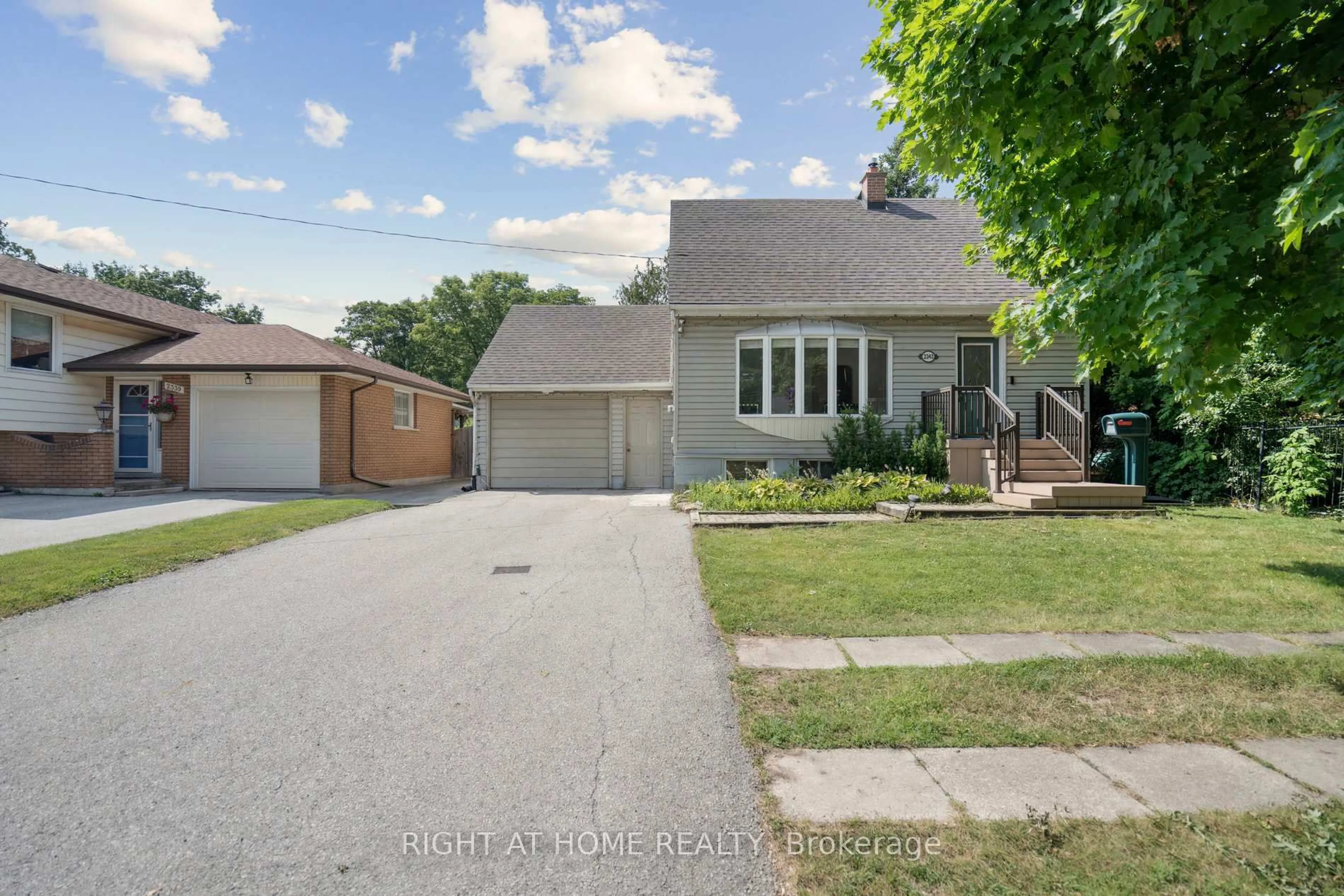 A pic from outside/outdoor area/front of a property/back of a property/a pic from drone, street for 2343 Mountainside Dr, Burlington Ontario L7P 1C1