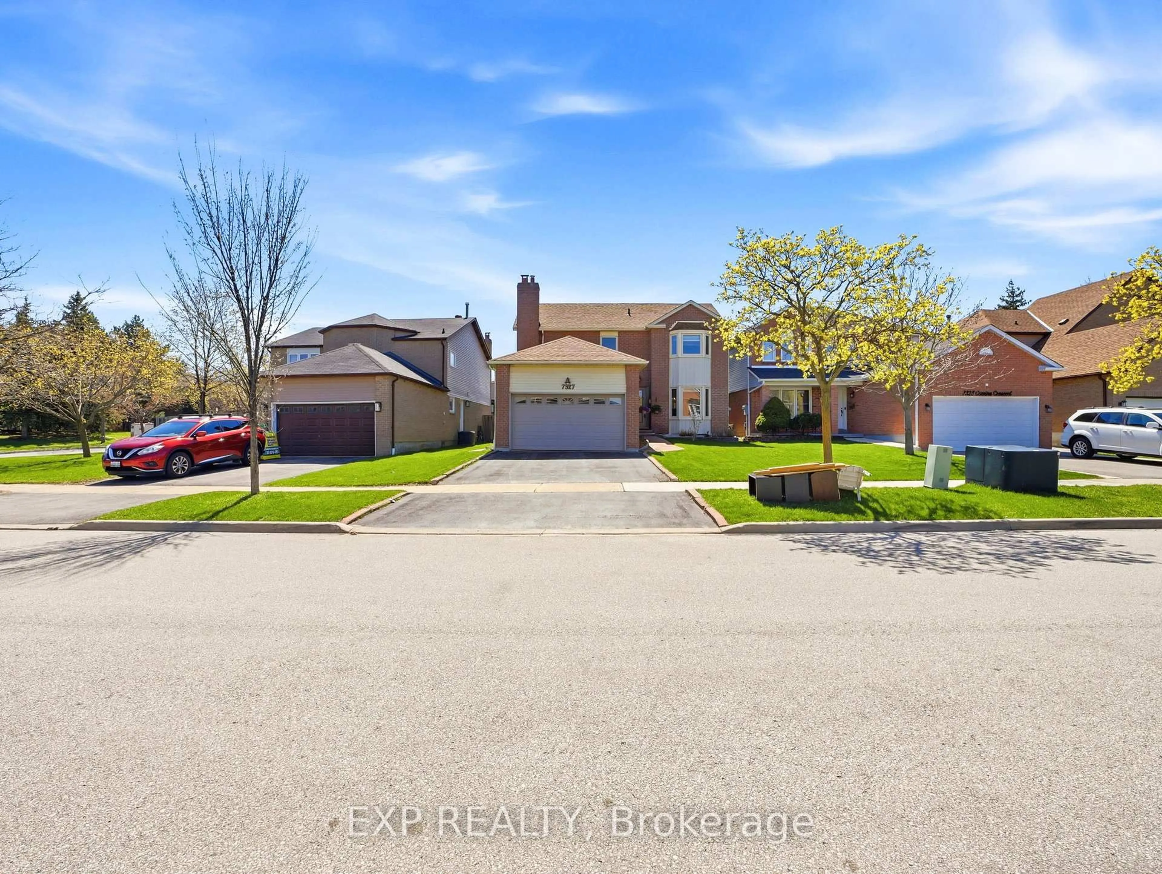 A pic from outside/outdoor area/front of a property/back of a property/a pic from drone, street for 7327 Corrine Cres, Mississauga Ontario L5N 5C4
