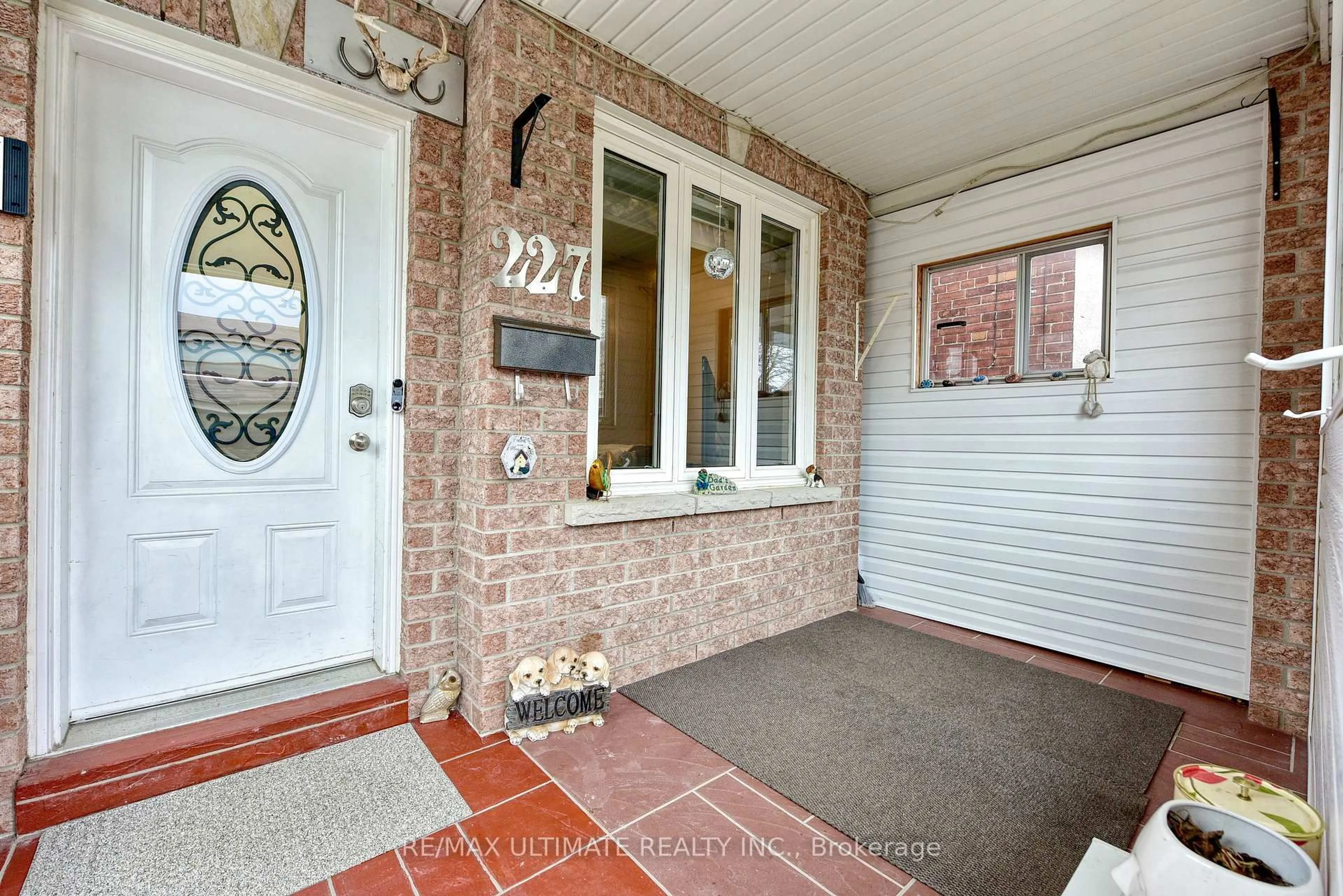 Indoor entryway for 227 Earlscourt Ave, Toronto Ontario M6E 4B4