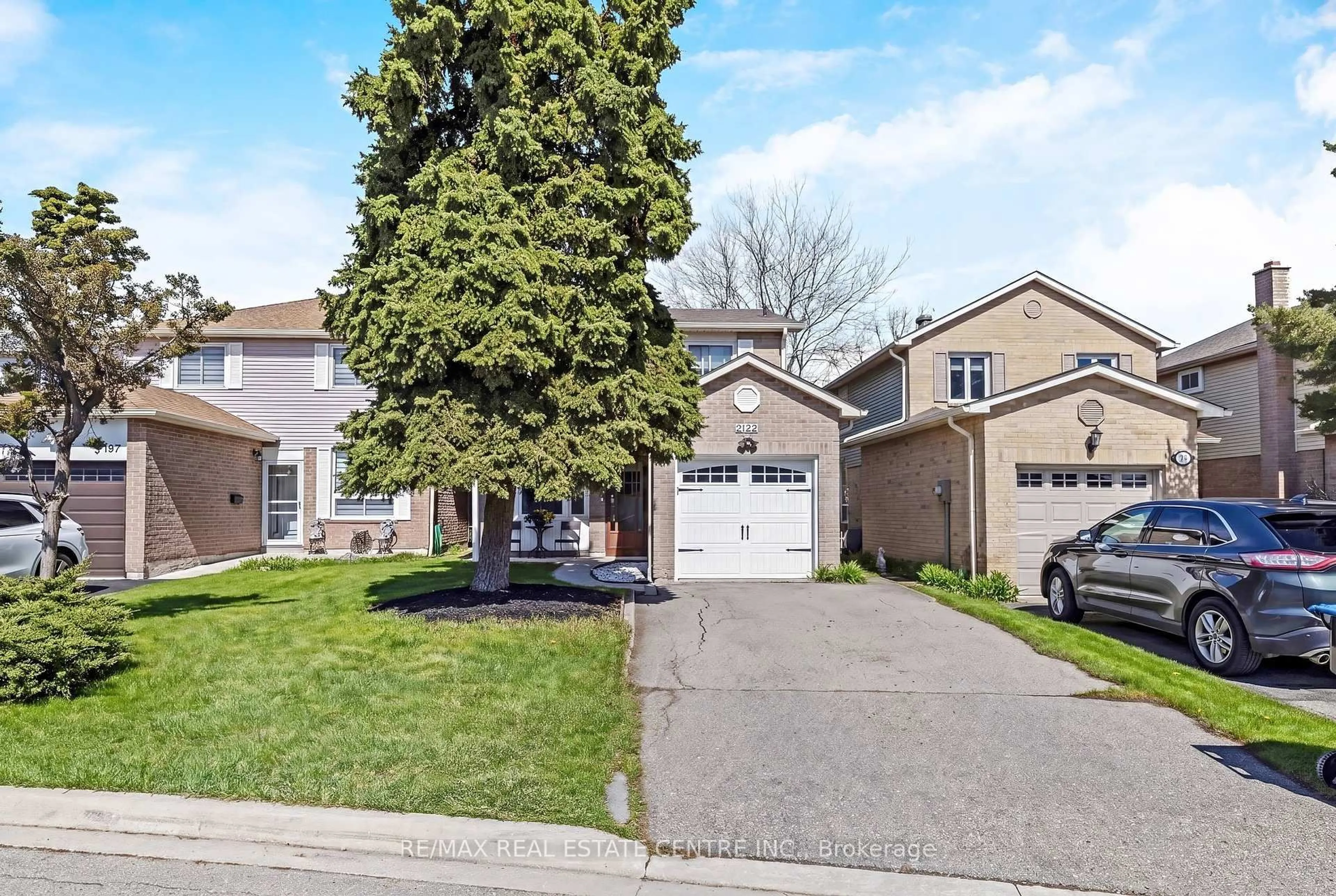 A pic from outside/outdoor area/front of a property/back of a property/a pic from drone, street for 3145 Mccarron Cres, Mississauga Ontario L5N 3H4