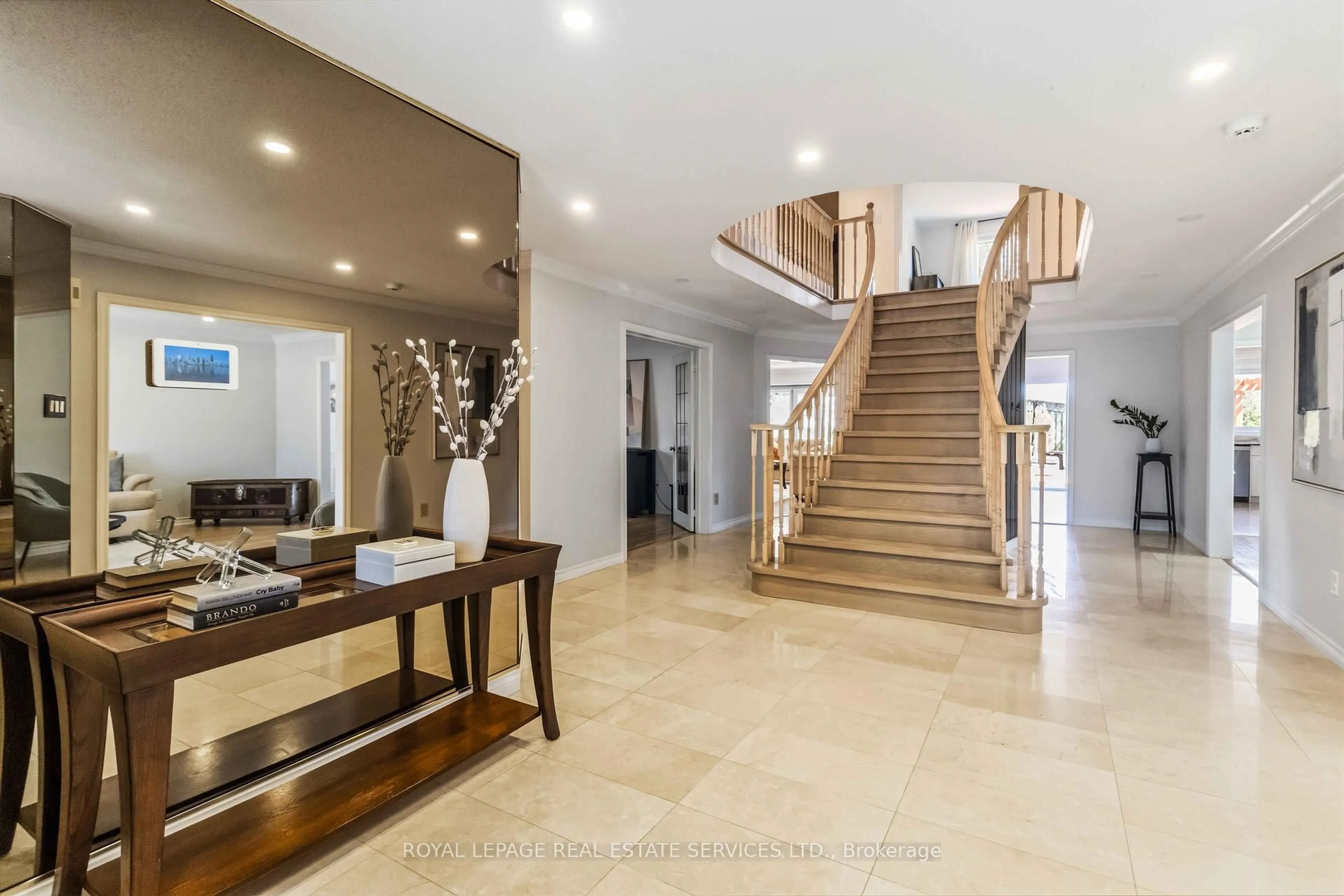 Indoor foyer for 4330 Spinningdale Crt, Mississauga Ontario L5M 3J8
