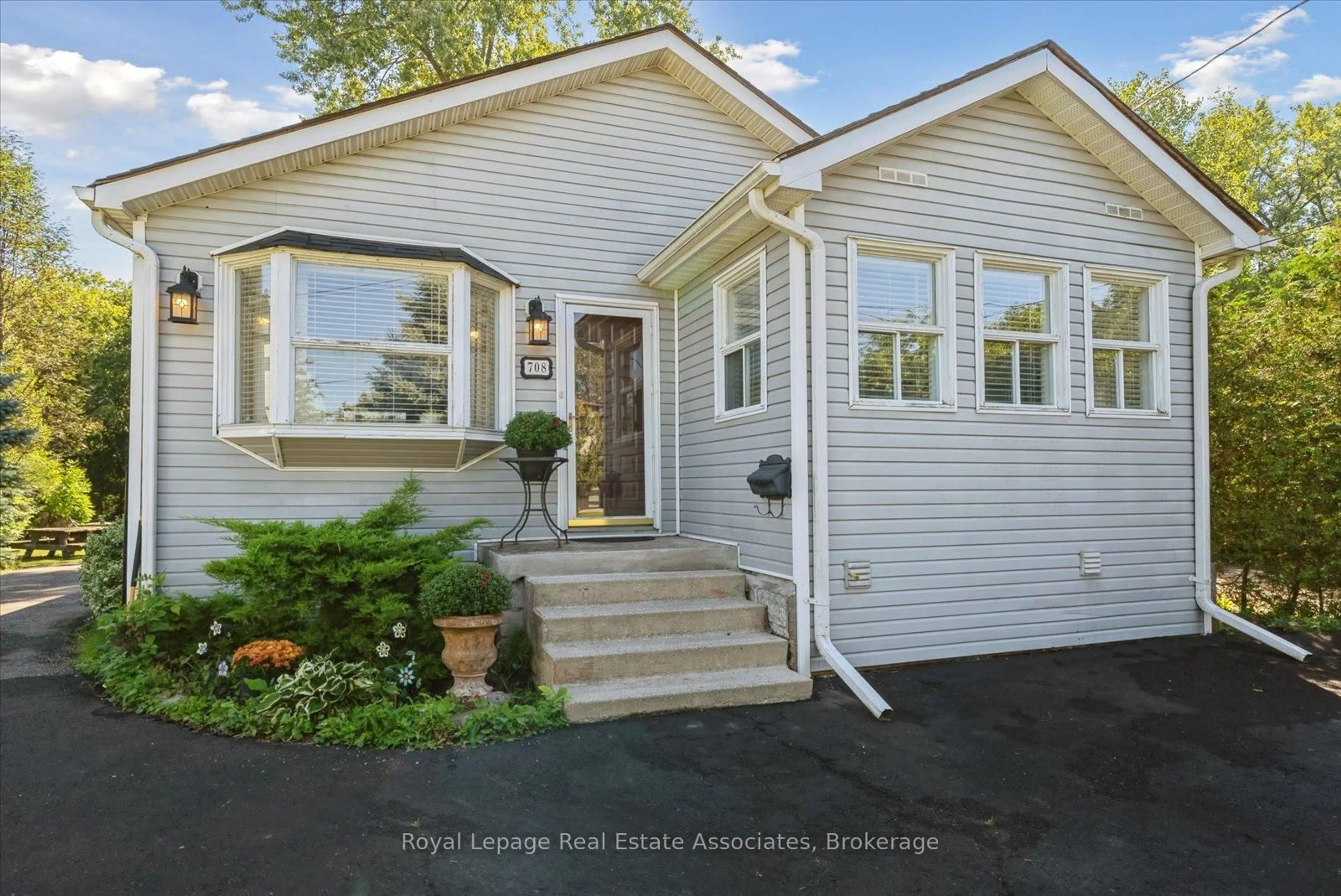 Home with vinyl exterior material, street for 708 Montbeck Cres, Mississauga Ontario L5G 1P3