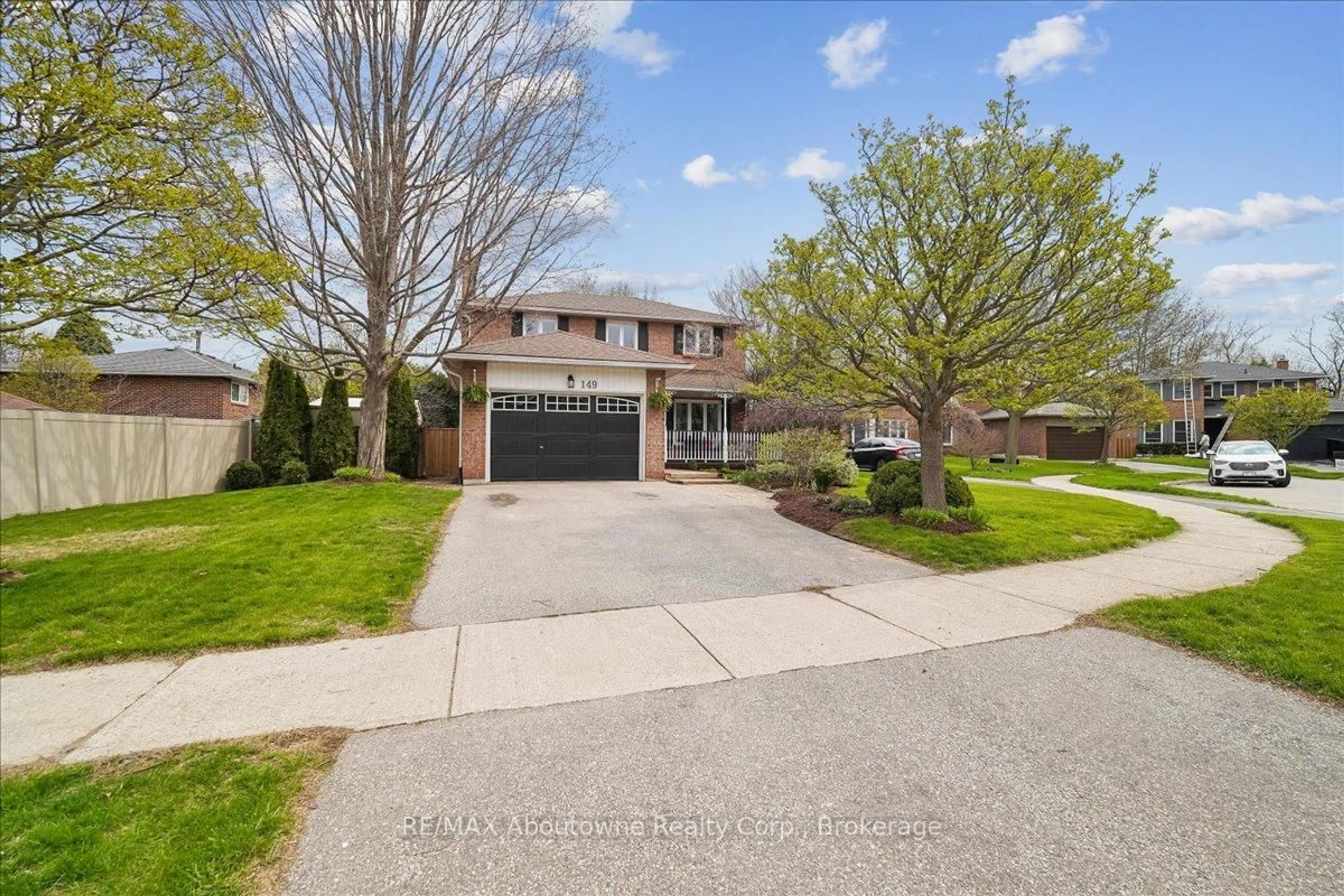 A pic from outside/outdoor area/front of a property/back of a property/a pic from drone, street for 149 Ward Crt, Oakville Ontario L6L 5X7
