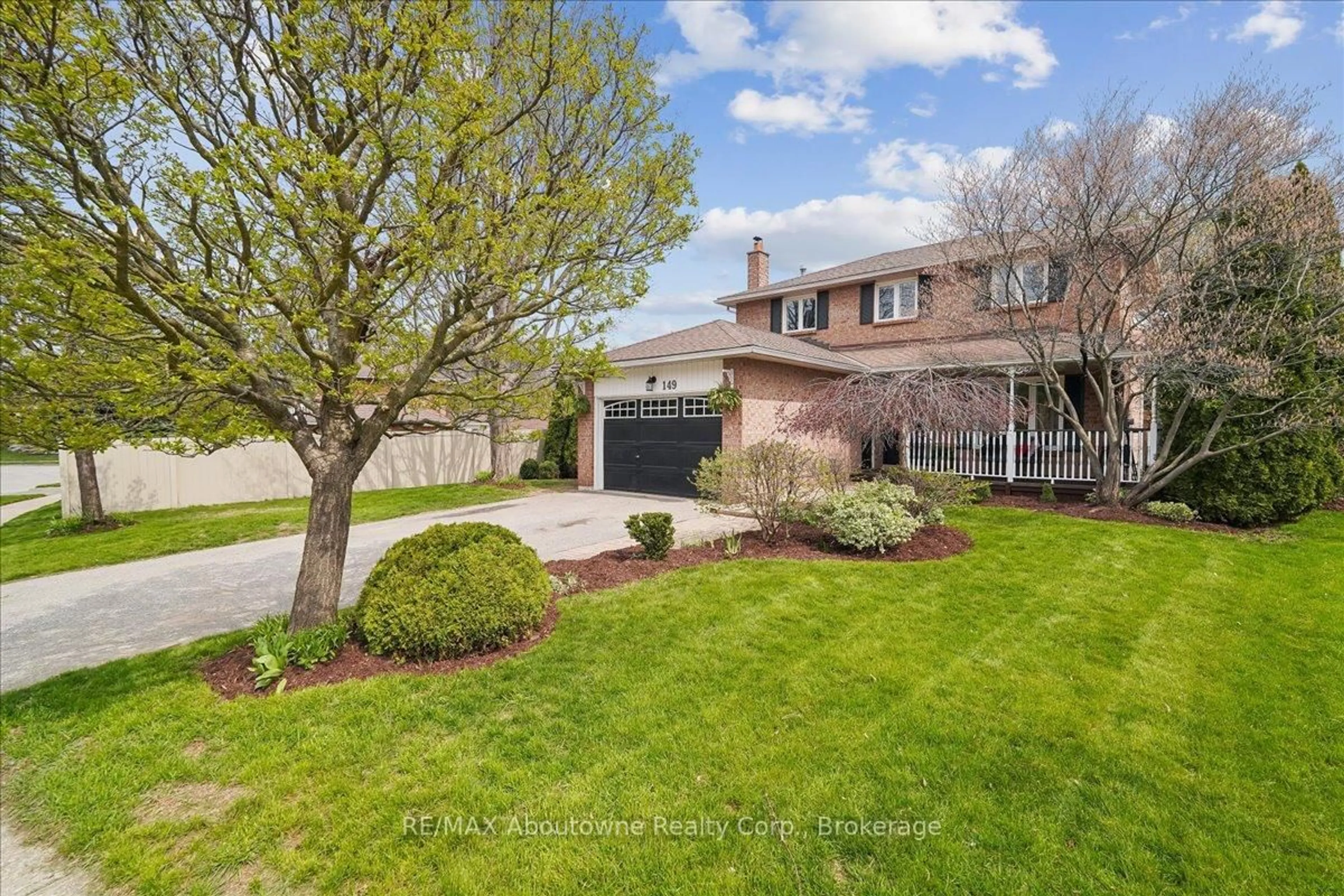 A pic from outside/outdoor area/front of a property/back of a property/a pic from drone, street for 149 Ward Crt, Oakville Ontario L6L 5X7