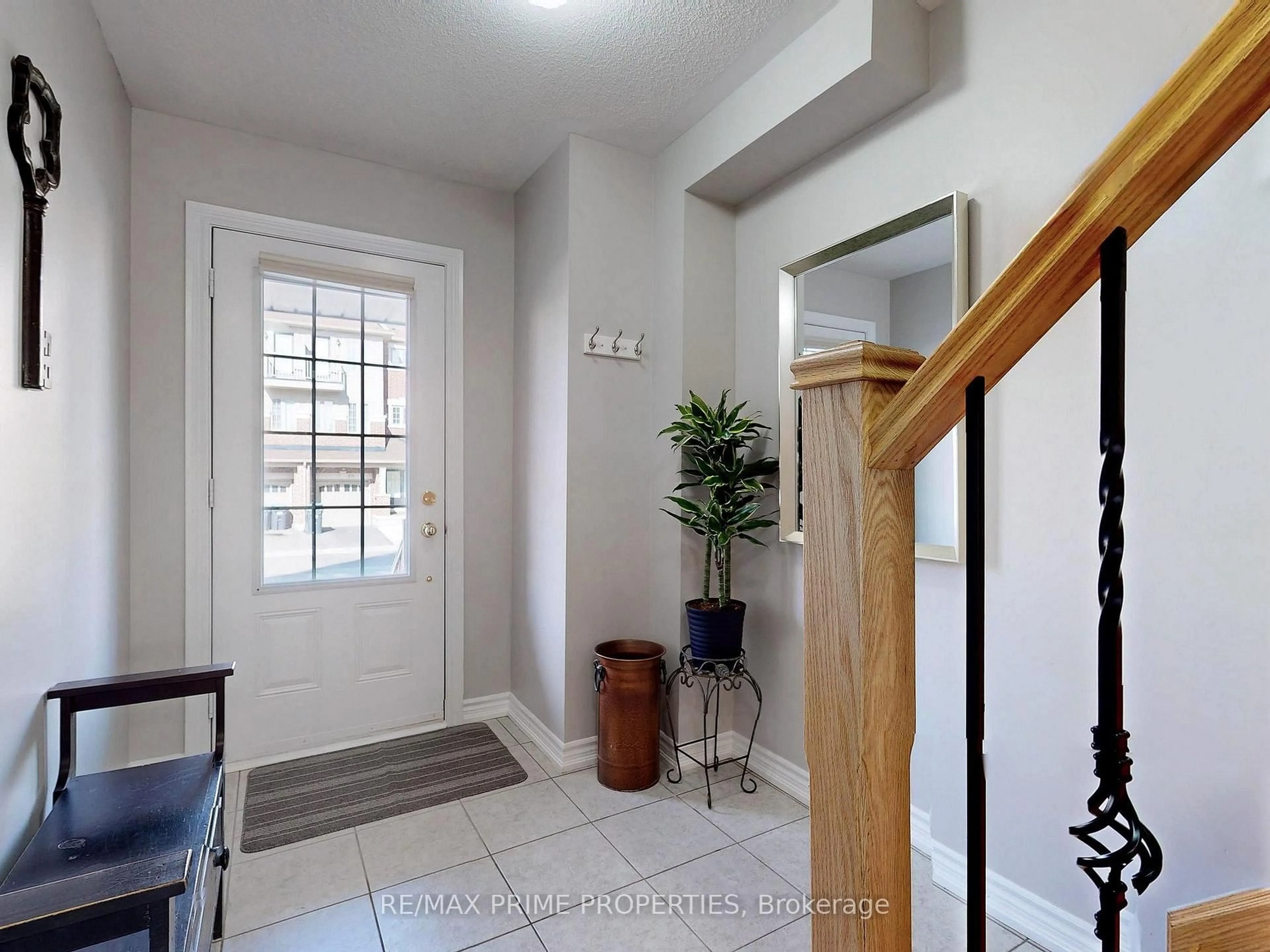 Indoor entryway for 21 Sprucewood Rd, Brampton Ontario L6Z 0J0