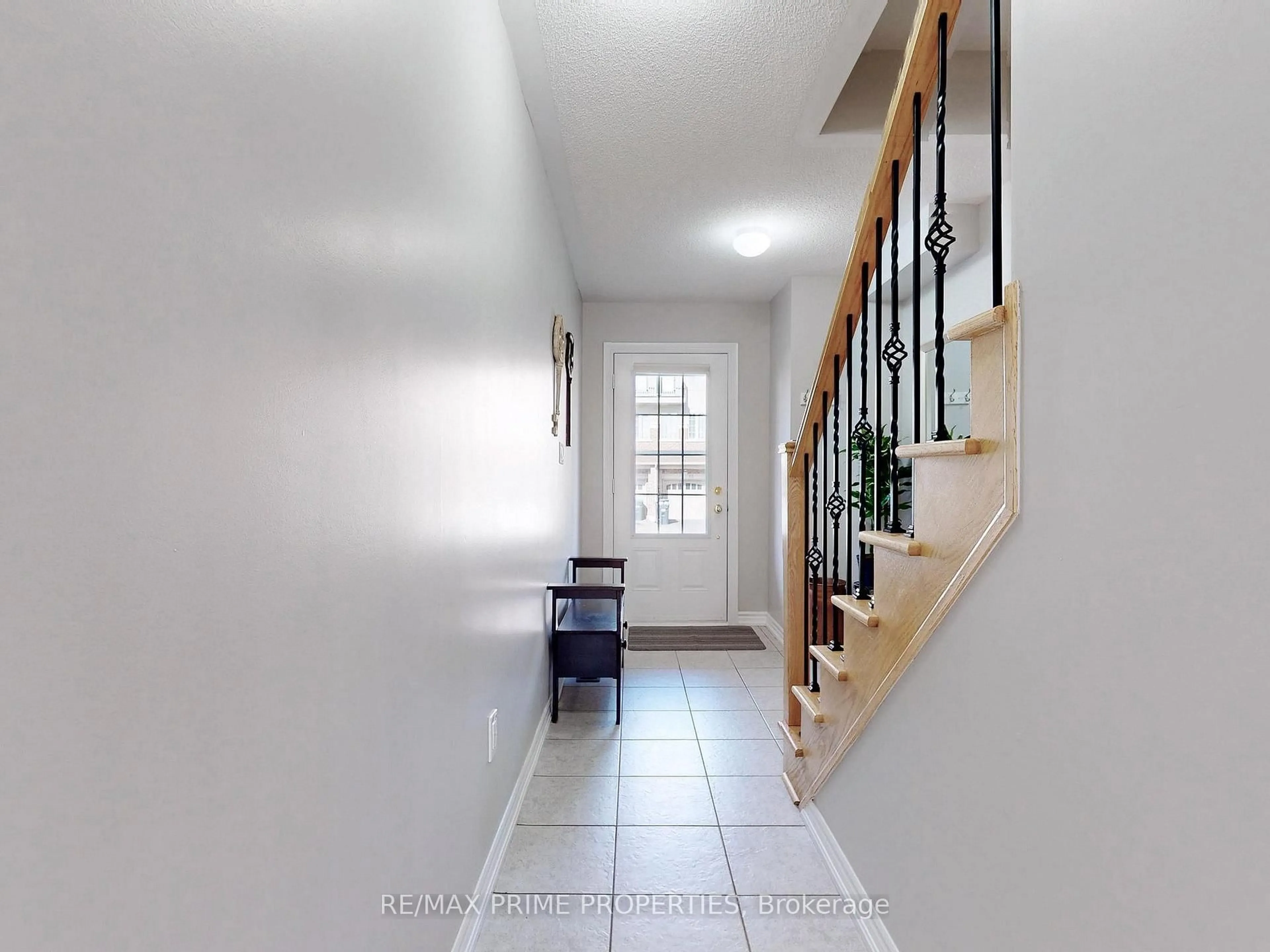 Indoor entryway for 21 Sprucewood Rd, Brampton Ontario L6Z 0J0