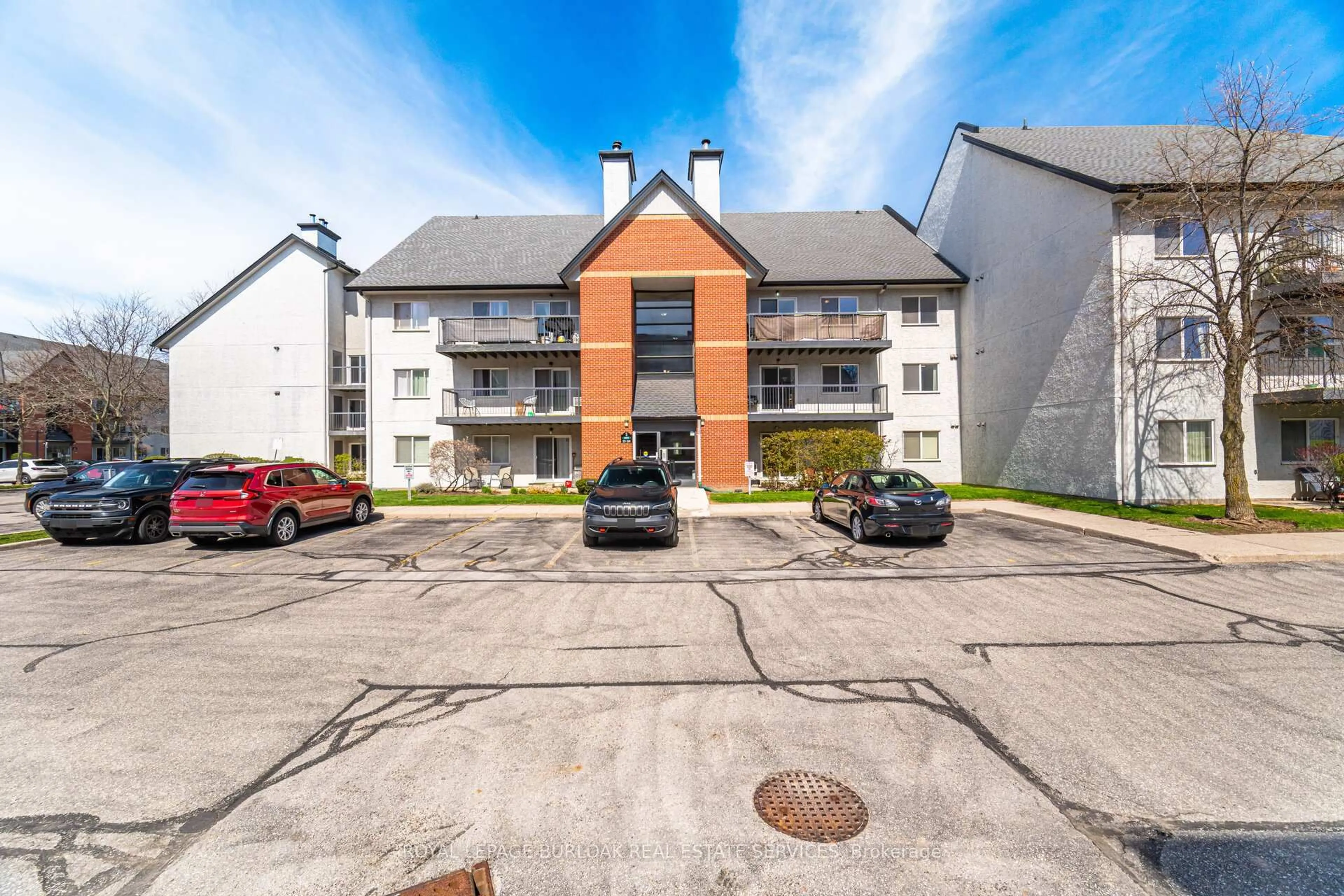 A pic from outside/outdoor area/front of a property/back of a property/a pic from drone, building for 1450 Glen Abbey Gate #532, Oakville Ontario L6M 2V7