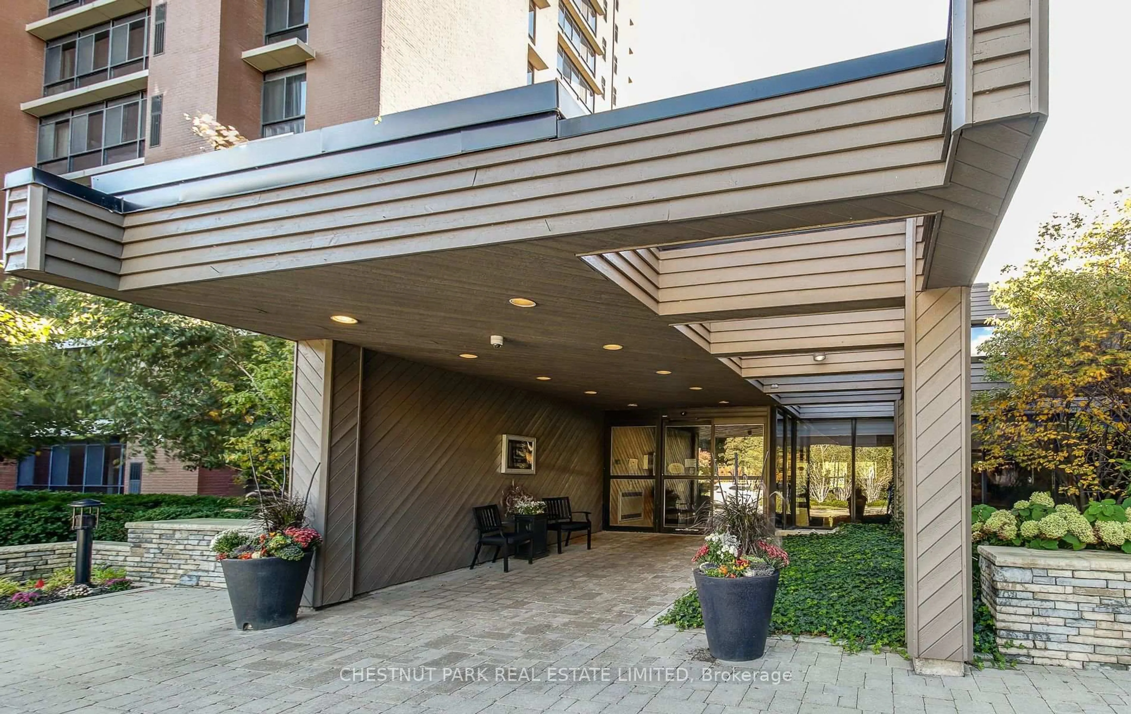 Indoor foyer for 1400 Dixie Rd #1216, Mississauga Ontario L5E 3E1