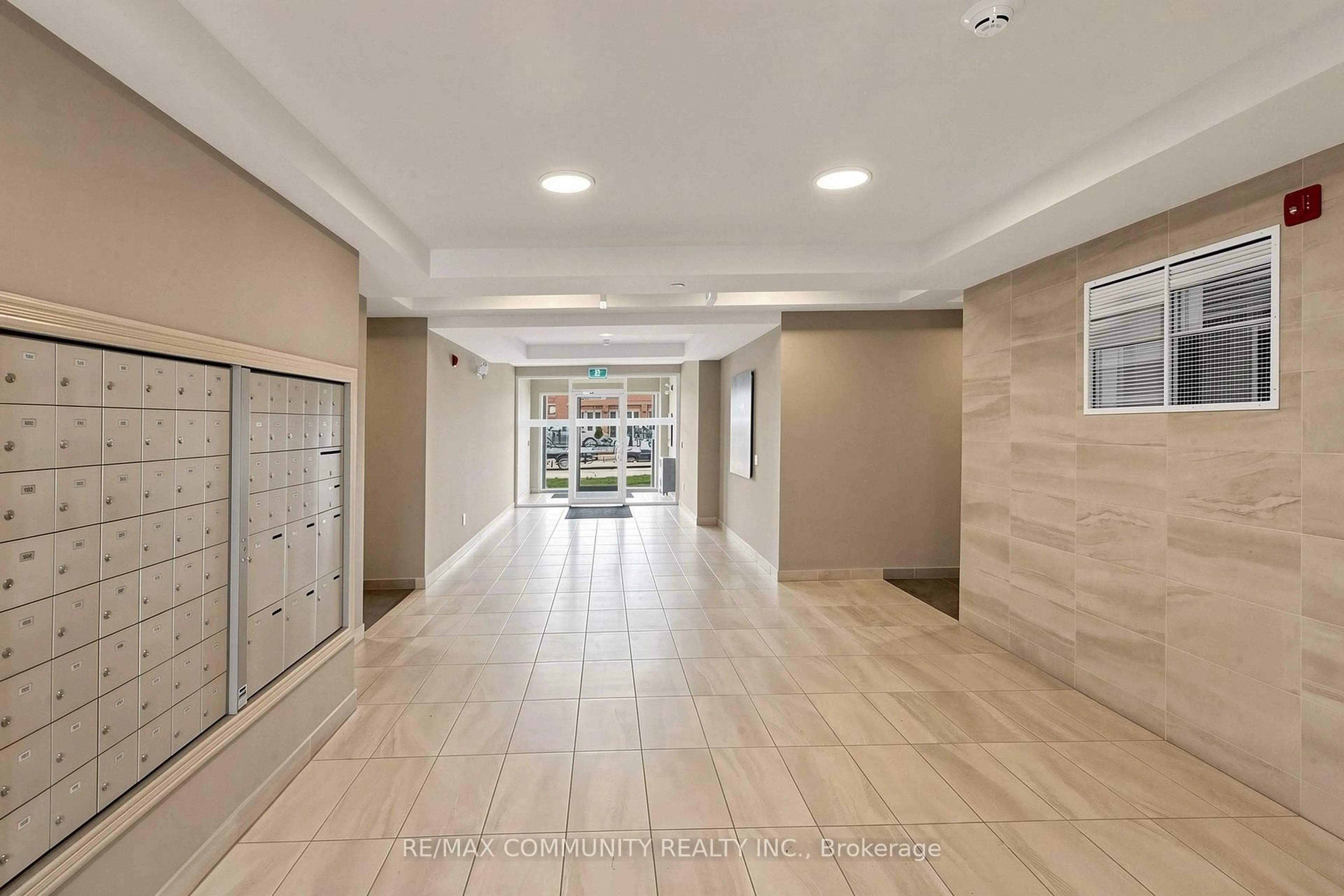 Indoor foyer for 62 Sky Harbour Dr #315, Brampton Ontario L6Y 0C1