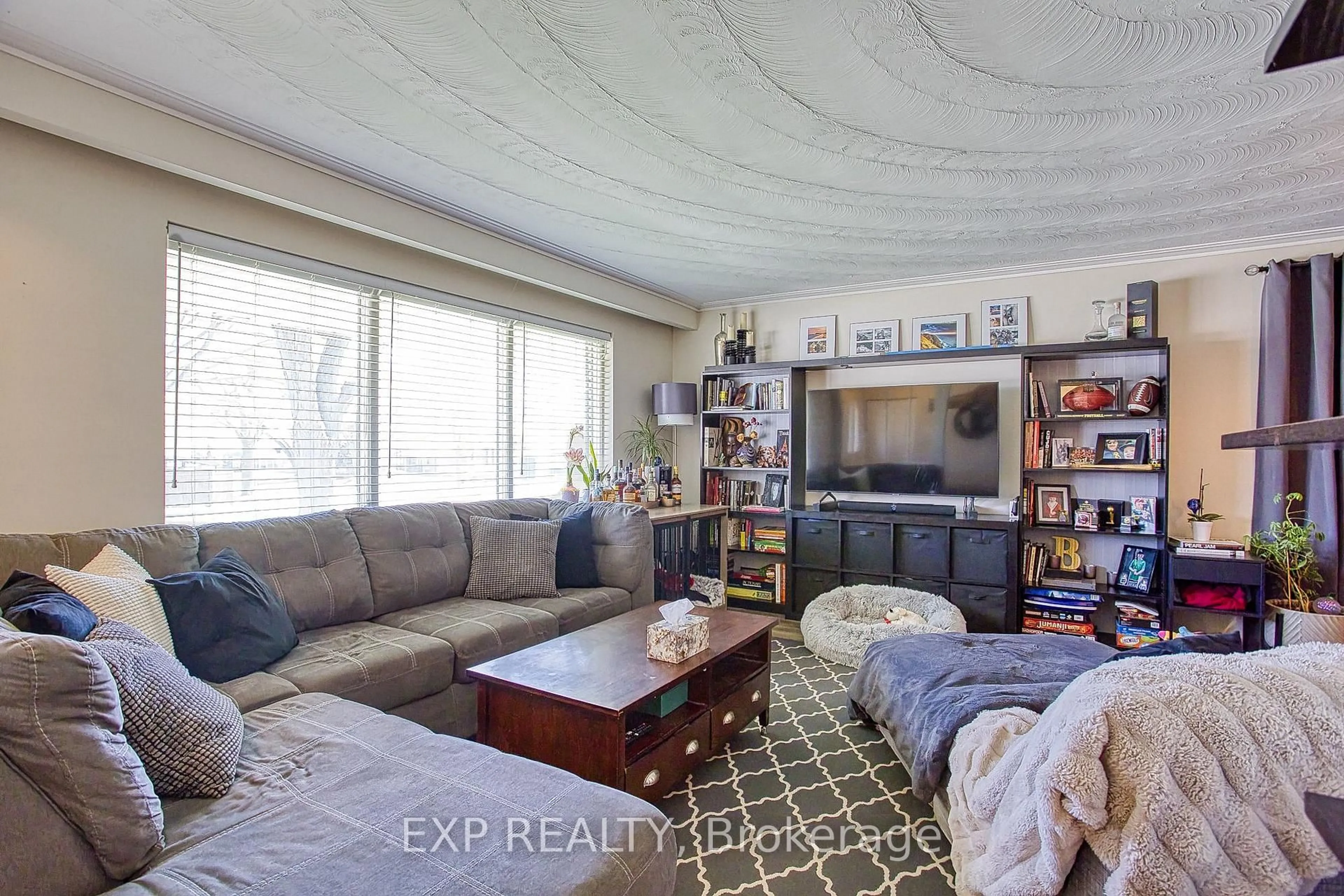 Living room with furniture, unknown for 2387 Cyprus Ave, Burlington Ontario L7P 1G5