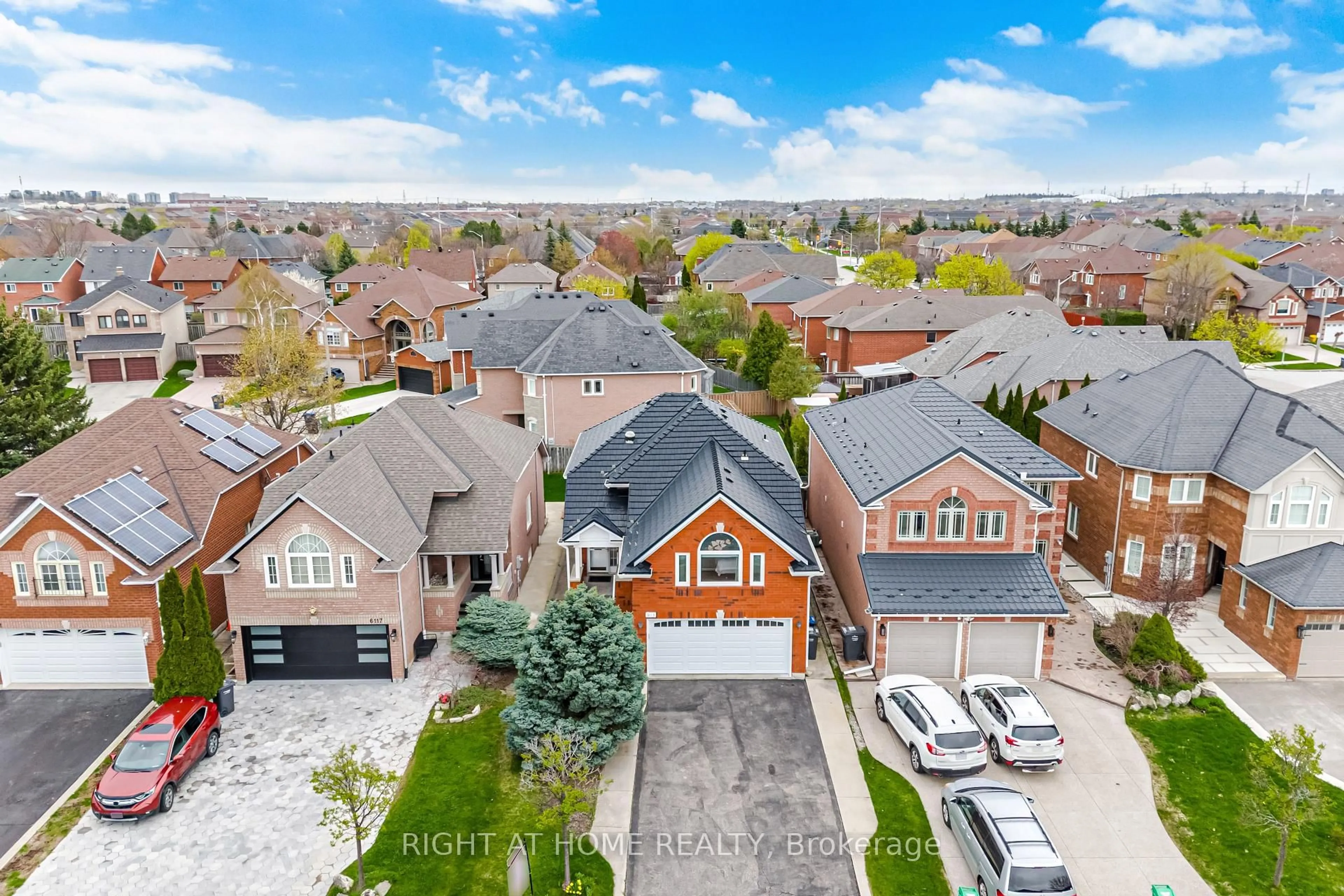 A pic from outside/outdoor area/front of a property/back of a property/a pic from drone, street for 6113 Maple Gate Circ, Mississauga Ontario L5N 7B1