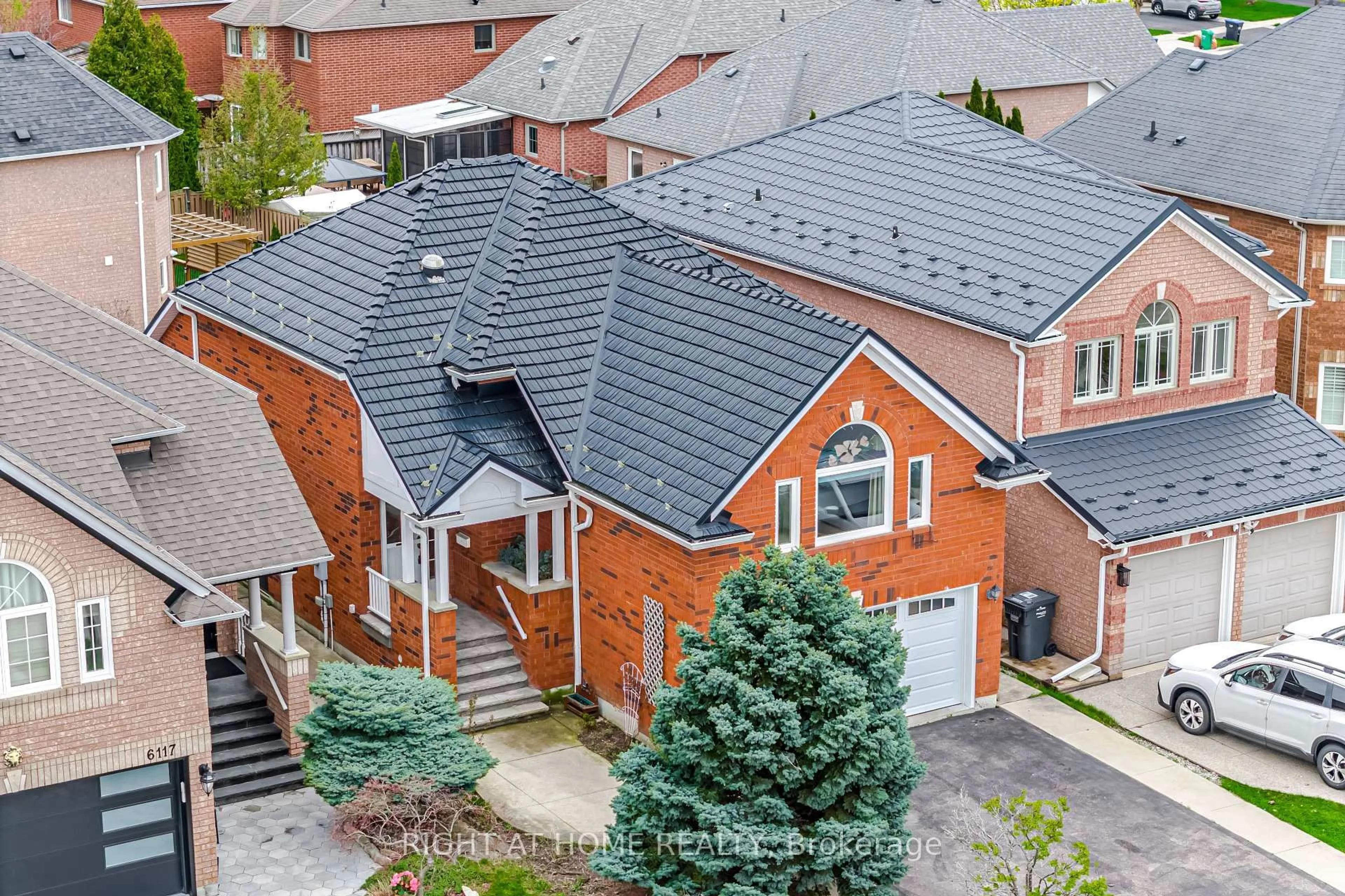 A pic from outside/outdoor area/front of a property/back of a property/a pic from drone, city buildings view from balcony for 6113 Maple Gate Circ, Mississauga Ontario L5N 7B1