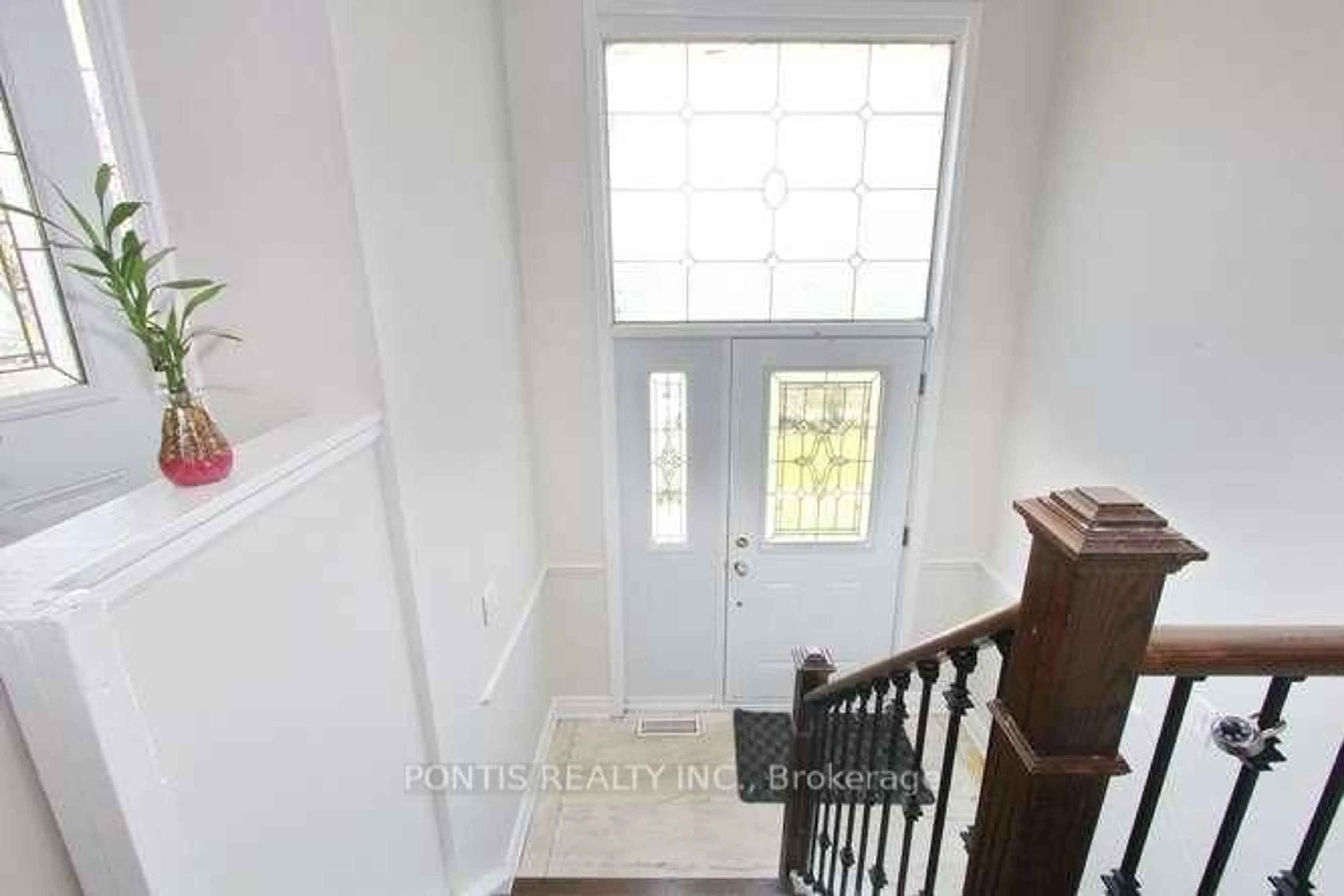 Indoor entryway for 7292 Sills Rd, Mississauga Ontario L4T 2K1