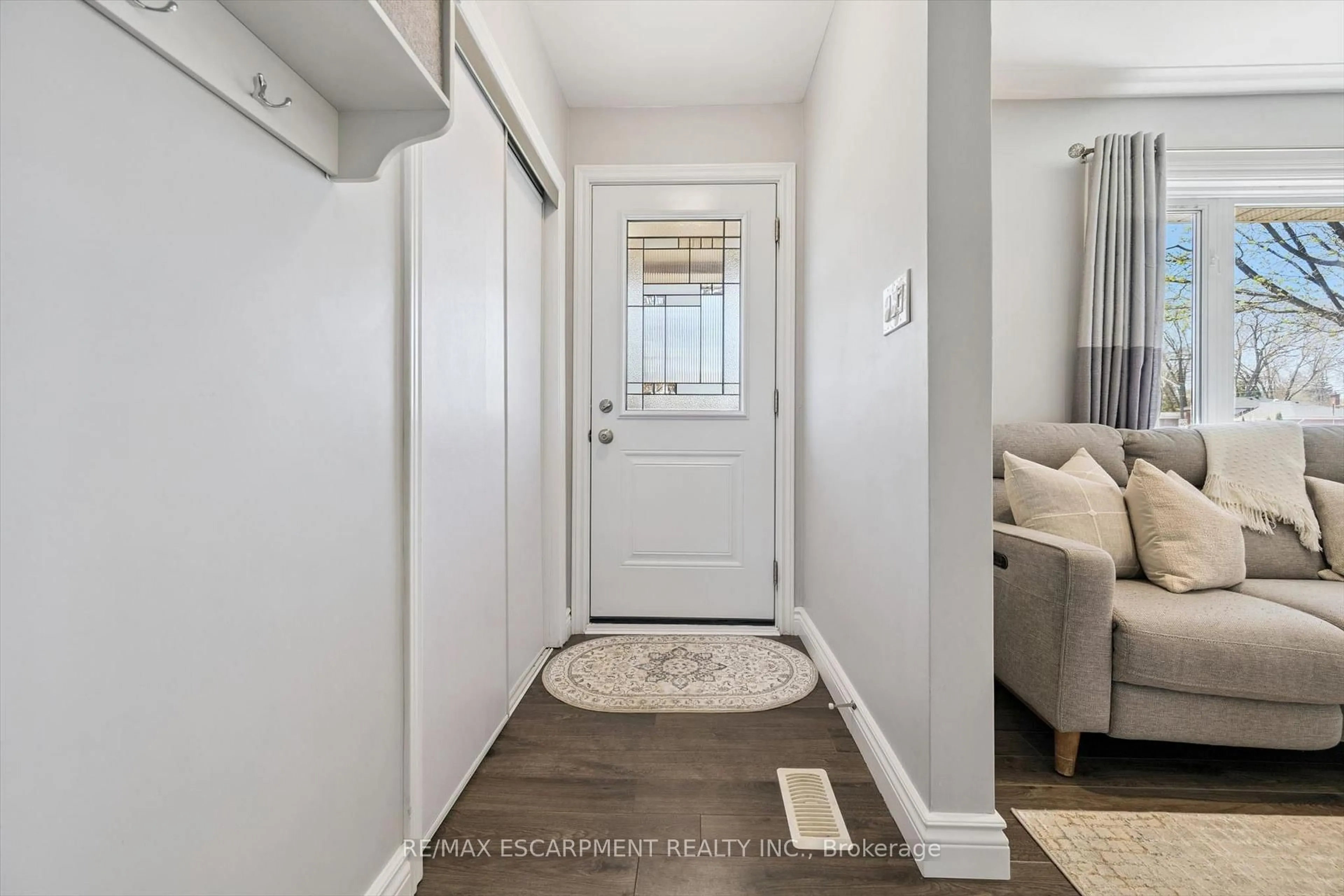 Indoor entryway for 1311 Royal Dr, Burlington Ontario L7P 2G2