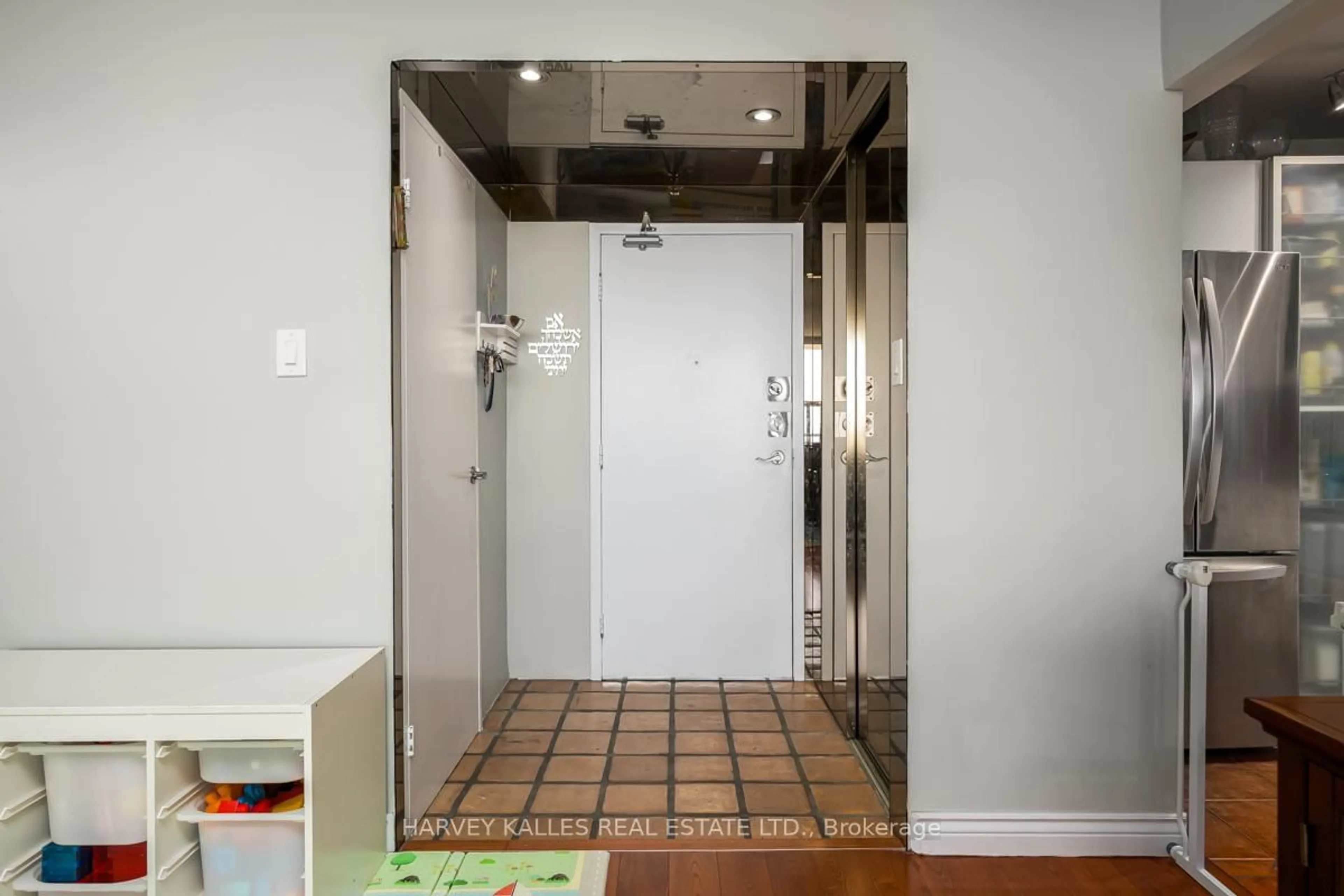 Indoor entryway for 155 Marlee Ave #2002, Toronto Ontario M6B 4B5