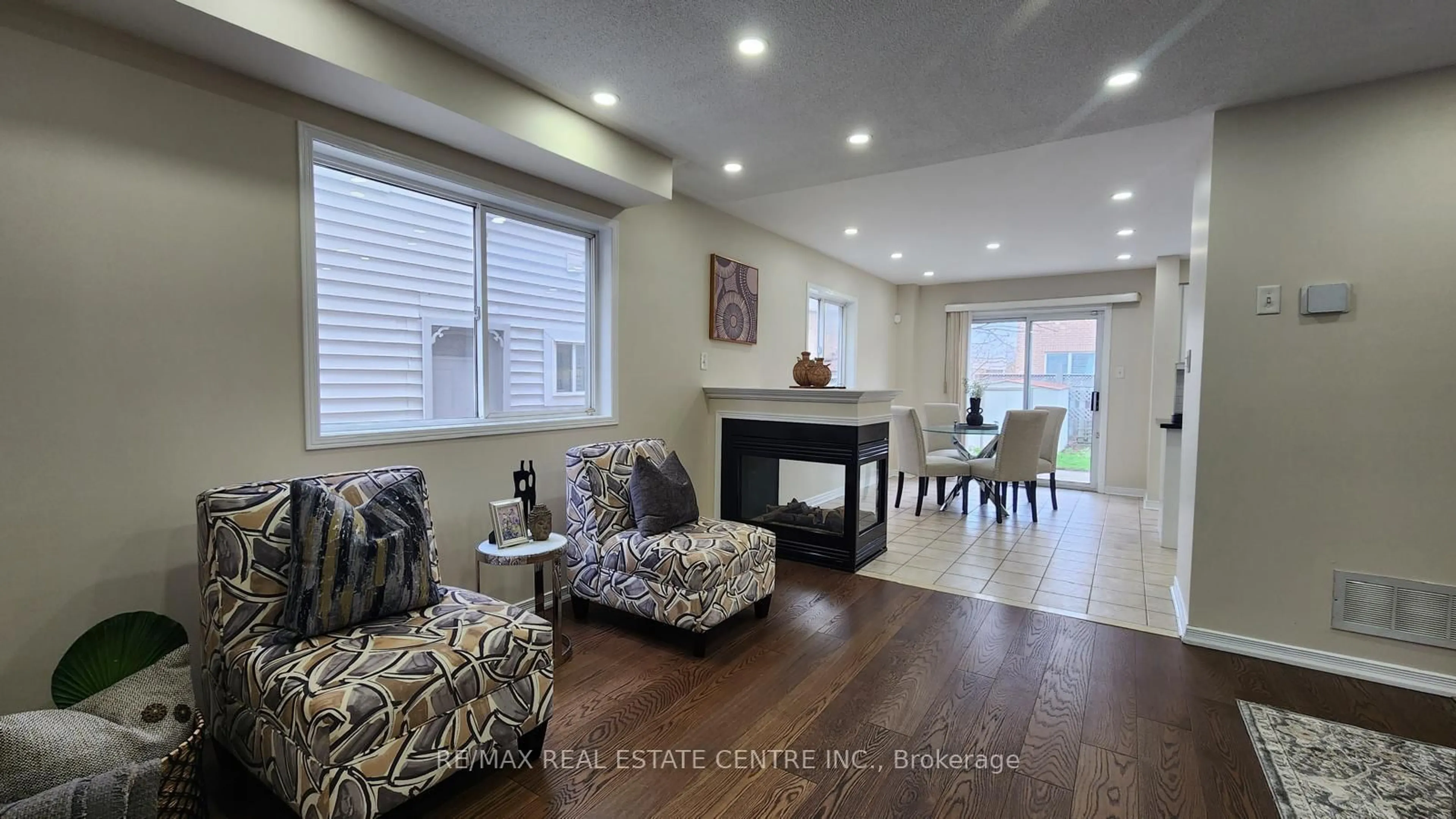 Living room with furniture, unknown for 90 Tiller Tr, Brampton Ontario L6X 4S9