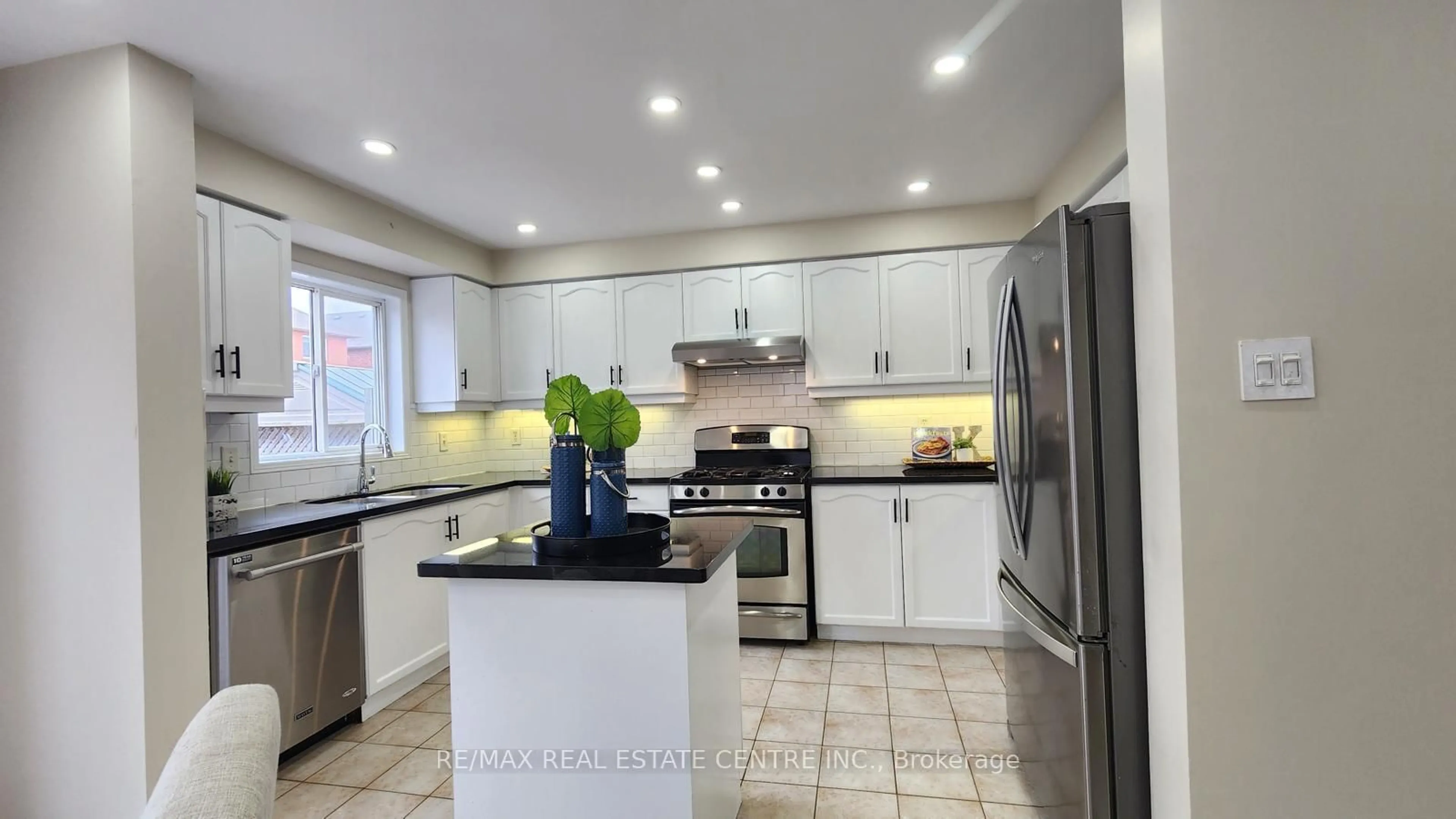 Open concept kitchen, ceramic/tile floor for 90 Tiller Tr, Brampton Ontario L6X 4S9
