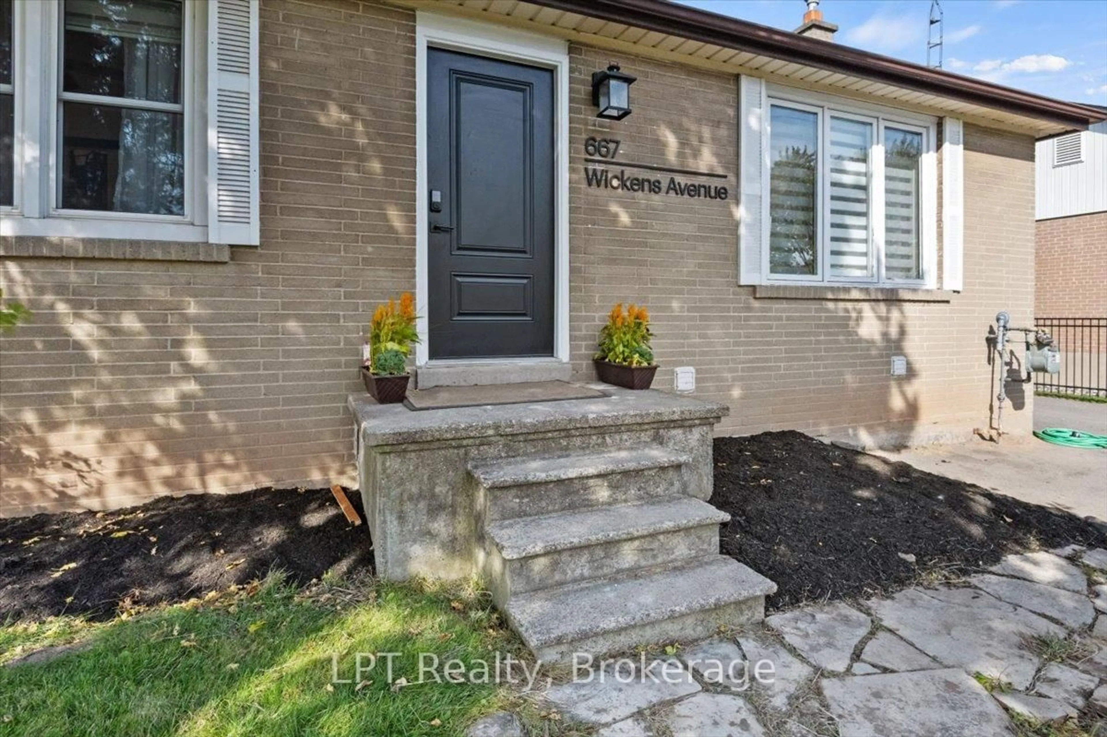 Indoor entryway for 667 Wickens Ave, Burlington Ontario L7T 3T1