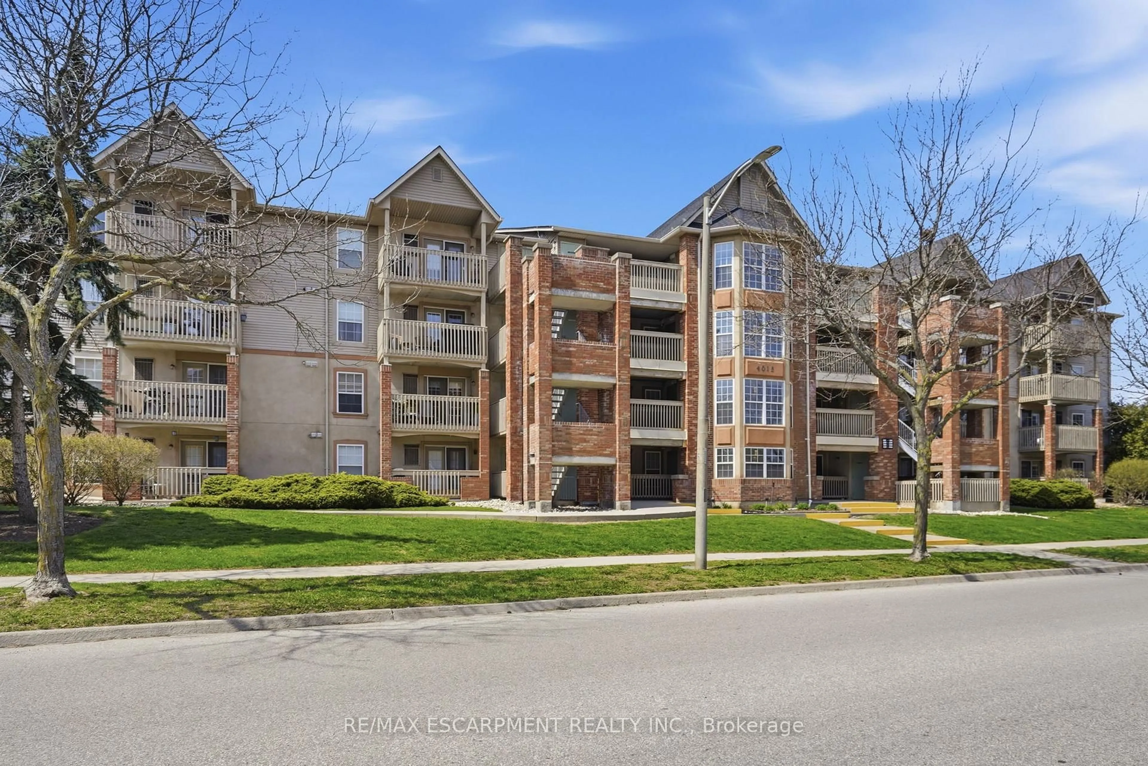 A pic from outside/outdoor area/front of a property/back of a property/a pic from drone, unknown for 4015 Kilmer Dr #308, Burlington Ontario L7M 4M4
