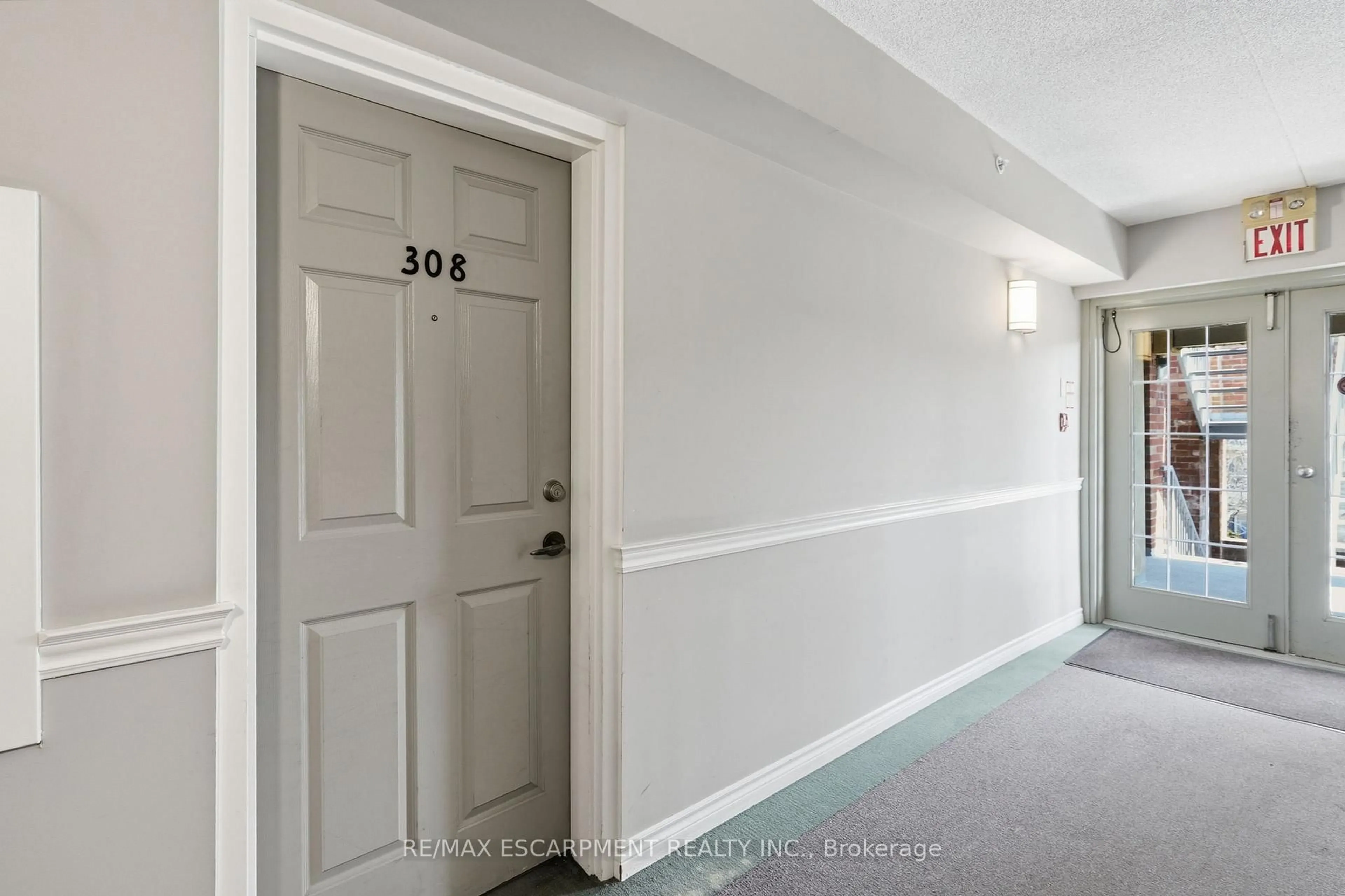 Indoor foyer for 4015 Kilmer Dr #308, Burlington Ontario L7M 4M4