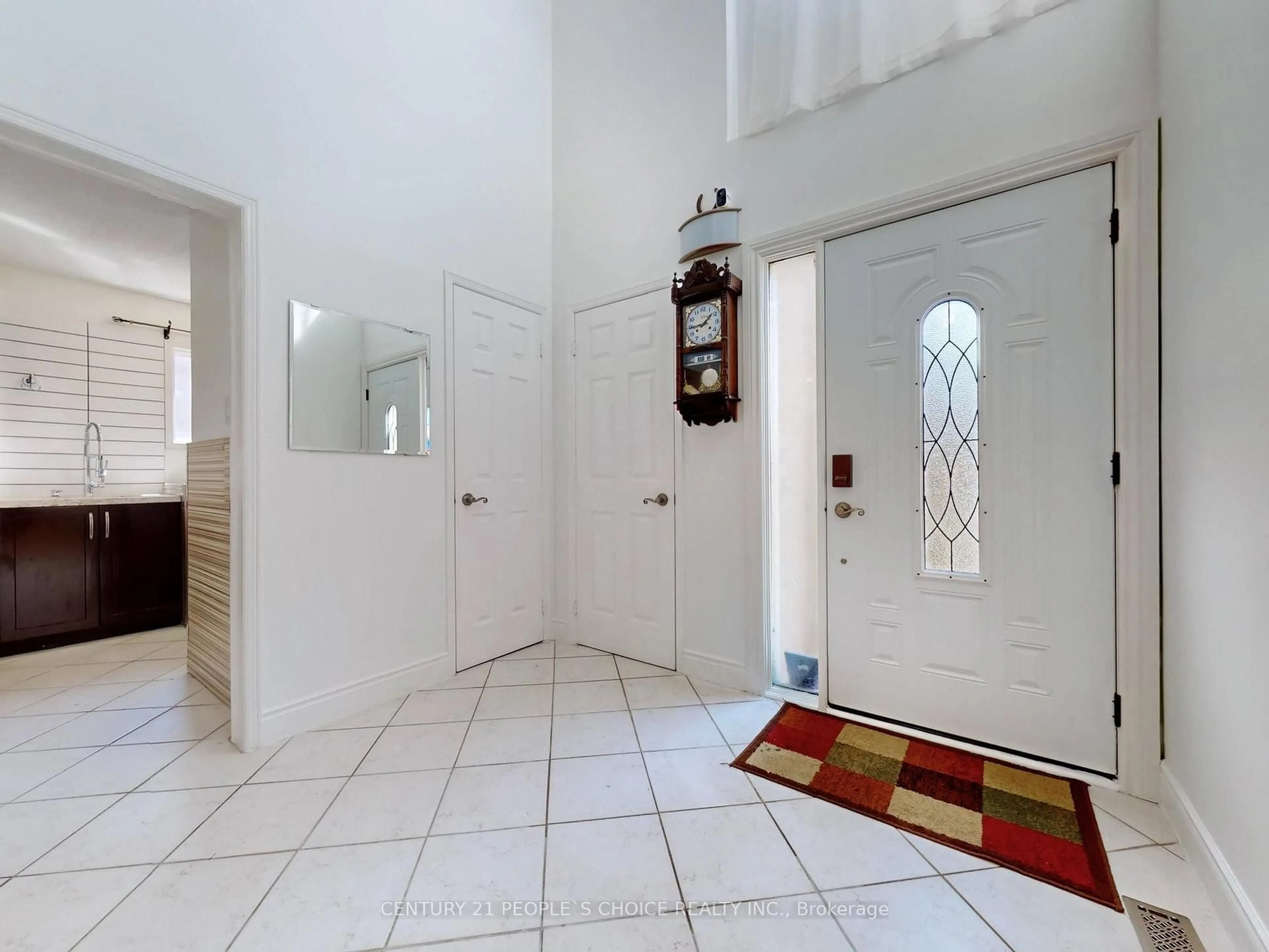 Indoor foyer for 5992 Ladyburn Cres, Mississauga Ontario L5M 4V9