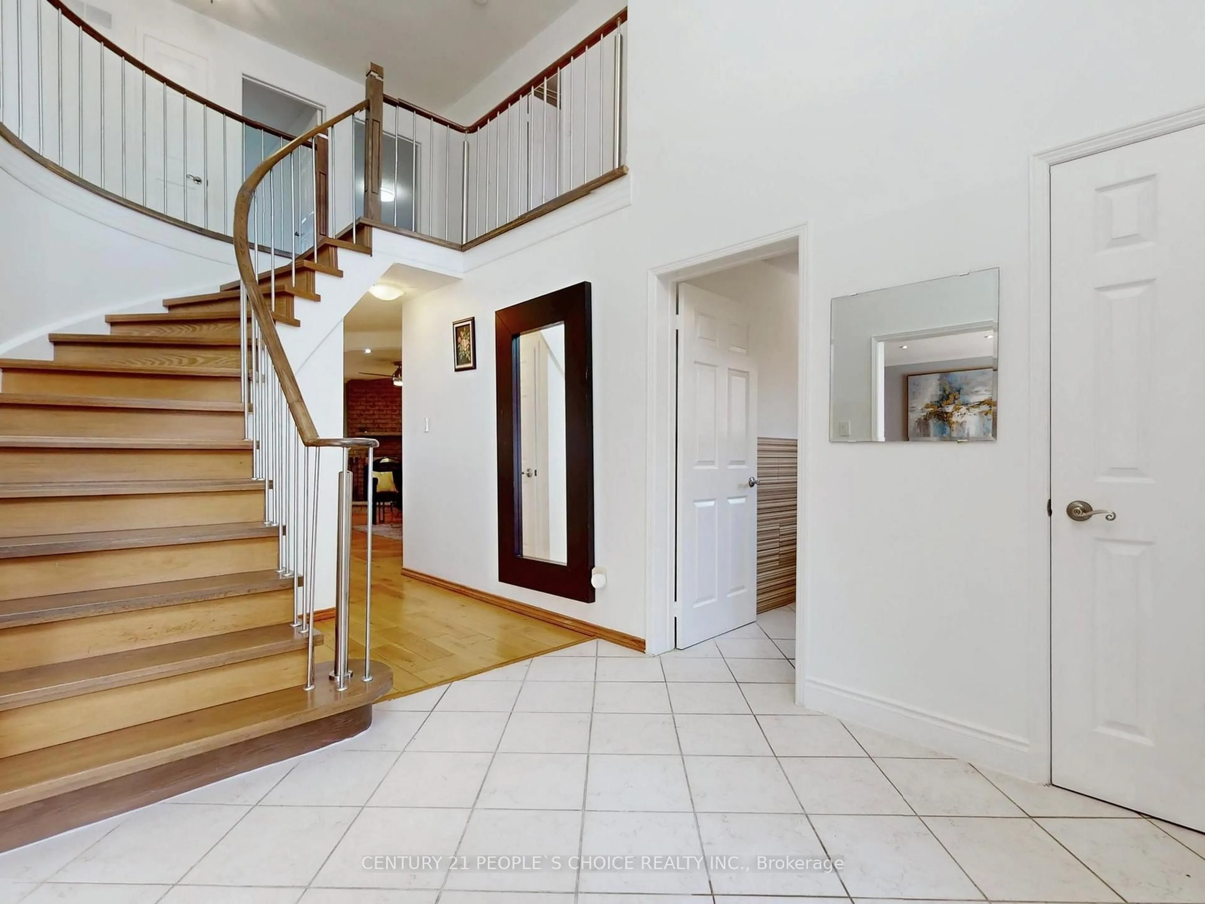 Indoor foyer for 5992 Ladyburn Cres, Mississauga Ontario L5M 4V9