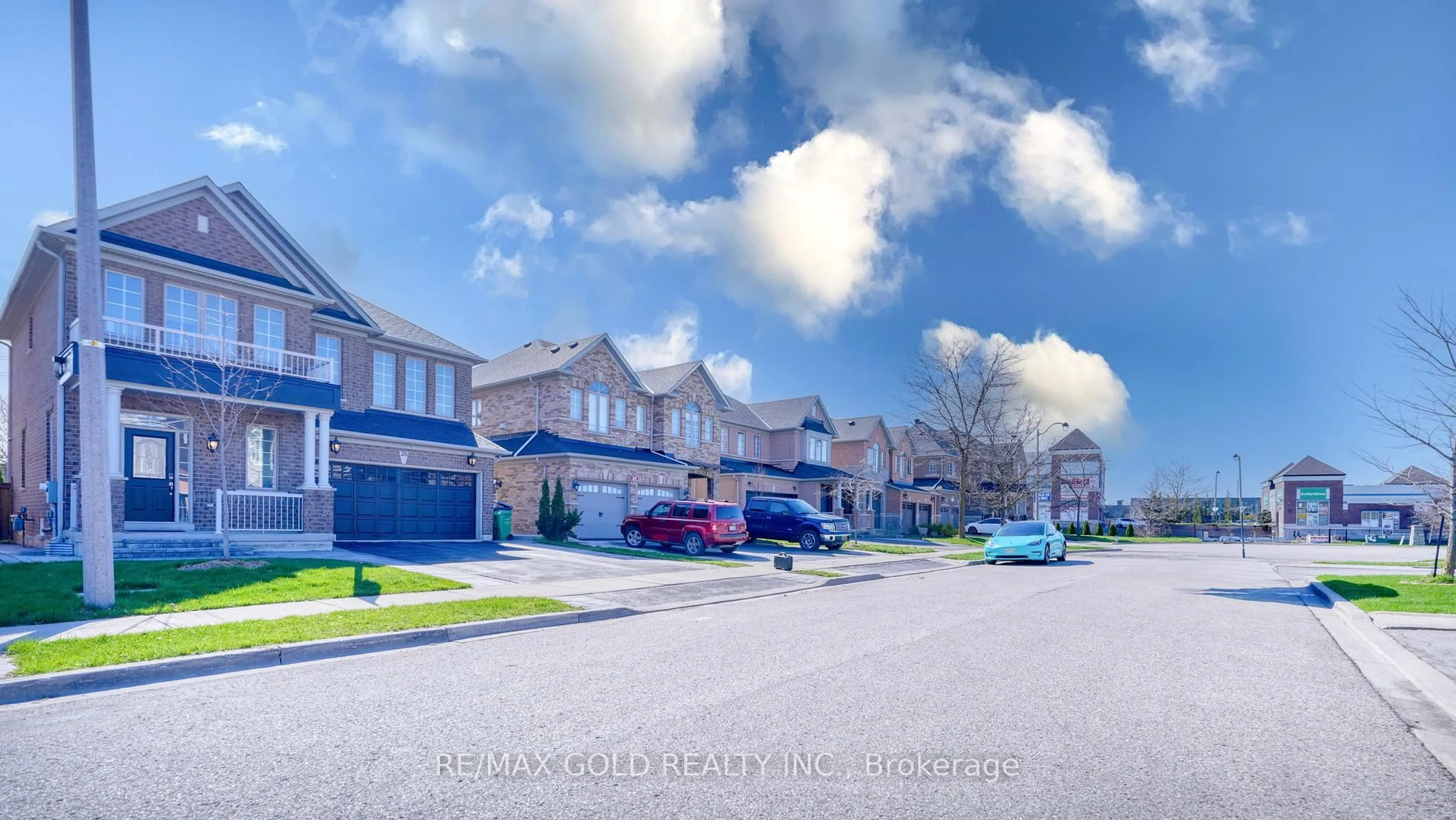 A pic from outside/outdoor area/front of a property/back of a property/a pic from drone, street for 28 Prada Crt, Brampton Ontario L6P 2K1