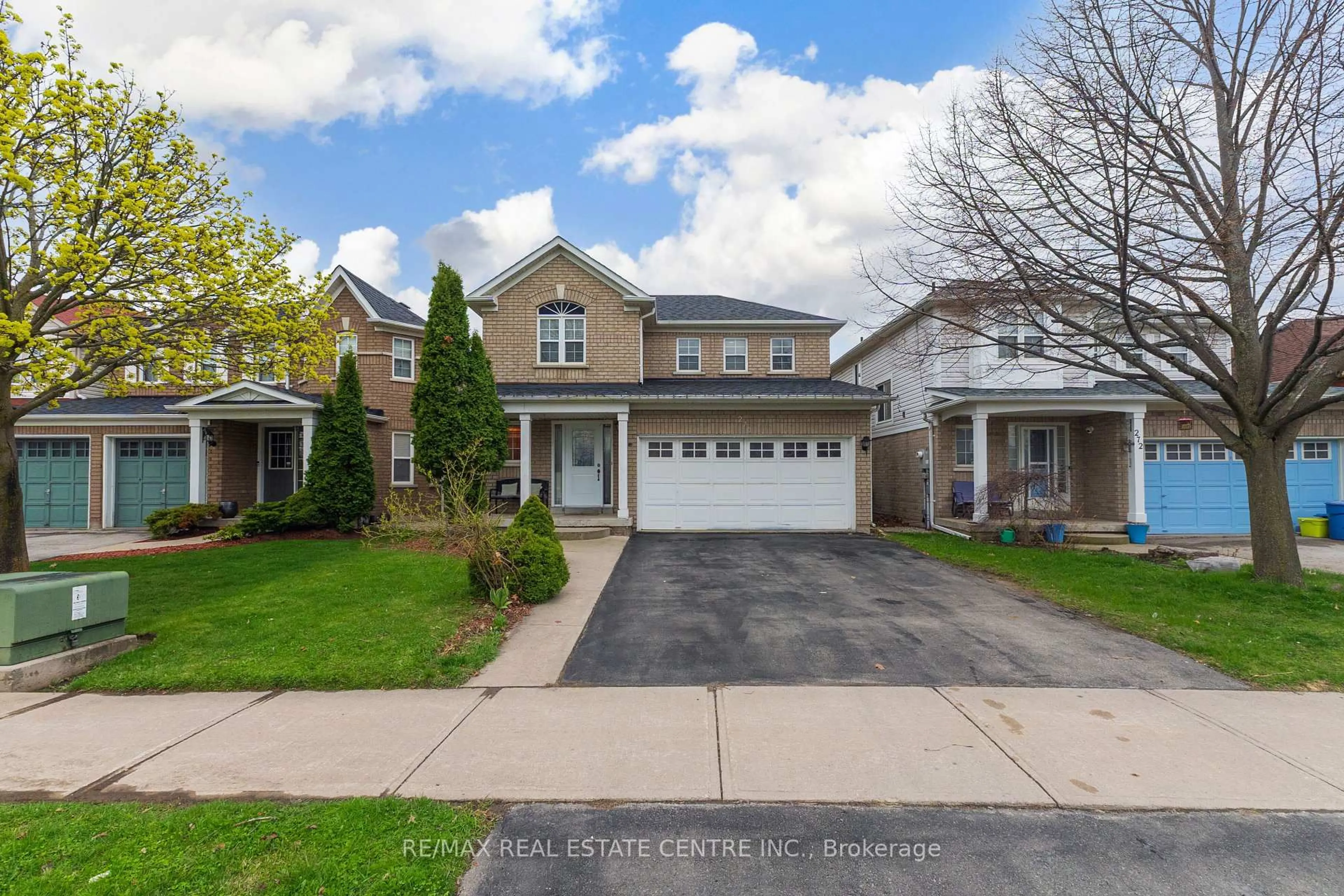 A pic from outside/outdoor area/front of a property/back of a property/a pic from drone, street for 270 Edenbrook Hill Dr, Brampton Ontario L7A 2M5