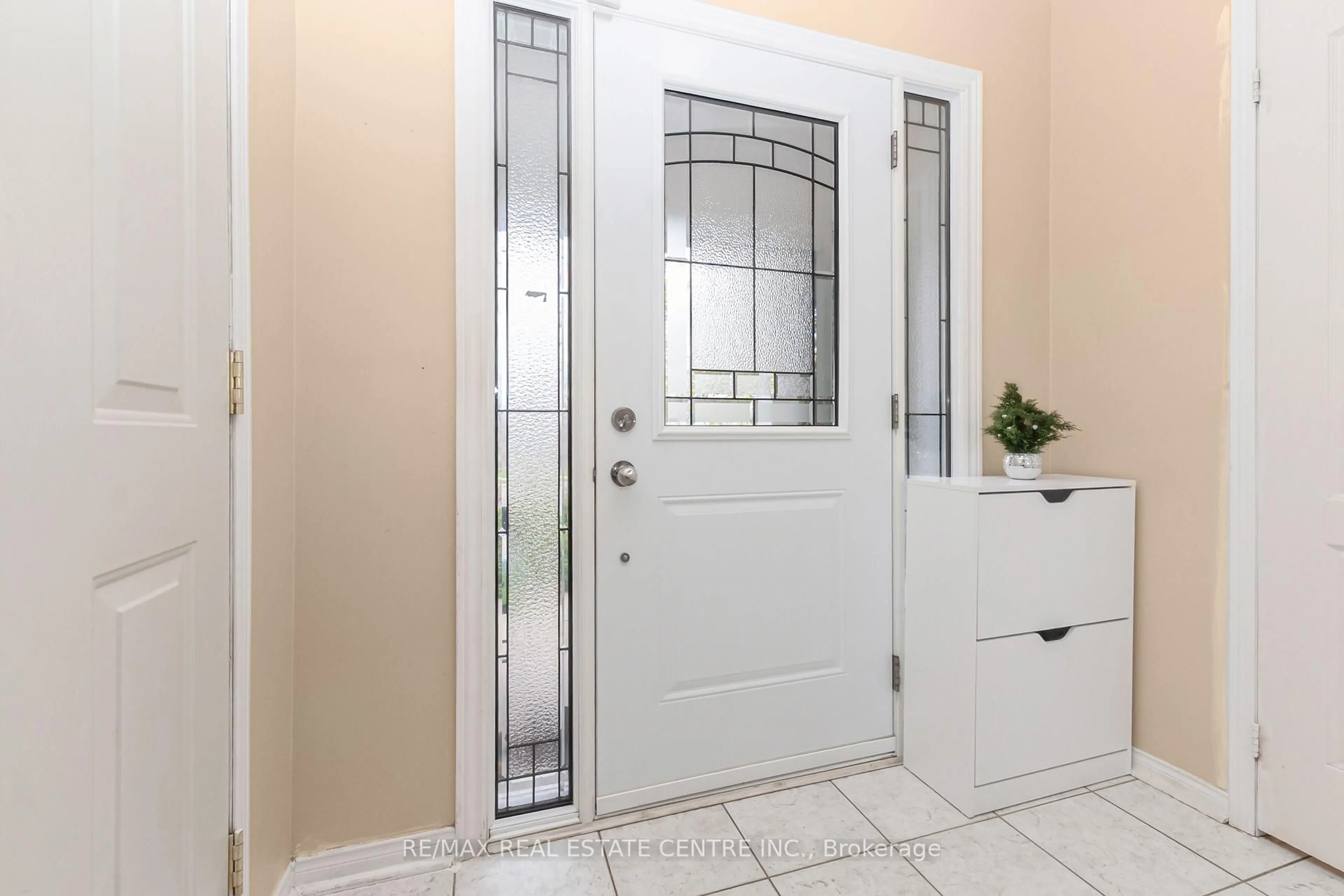 Indoor entryway for 270 Edenbrook Hill Dr, Brampton Ontario L7A 2M5
