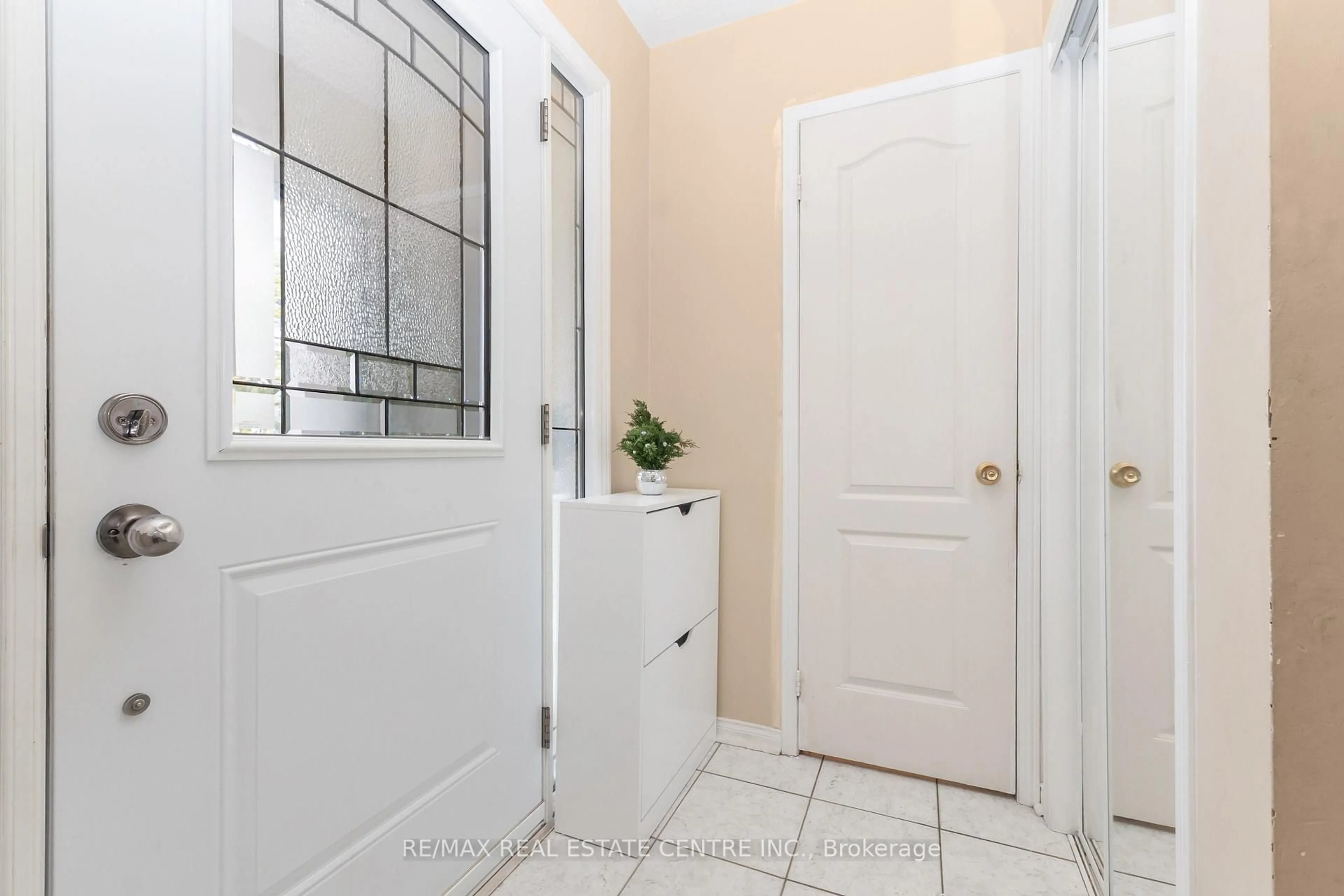 Indoor entryway for 270 Edenbrook Hill Dr, Brampton Ontario L7A 2M5