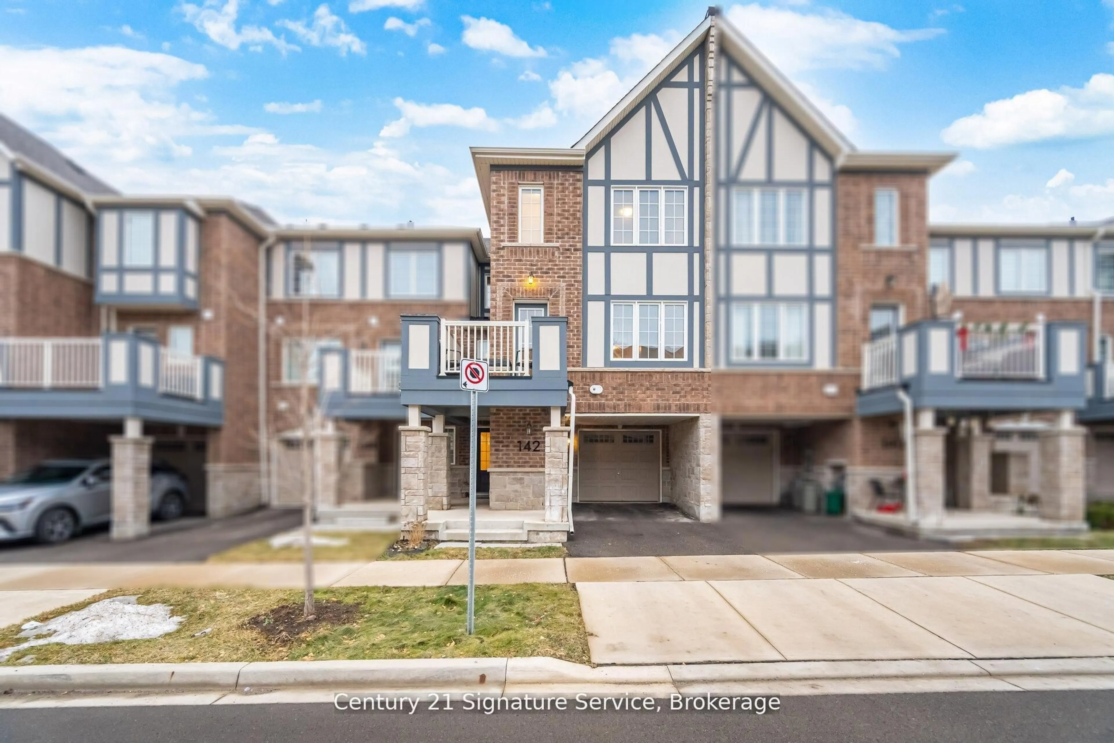 A pic from outside/outdoor area/front of a property/back of a property/a pic from drone, street for 142 Christopher Rd, Oakville Ontario L6H 0Y2