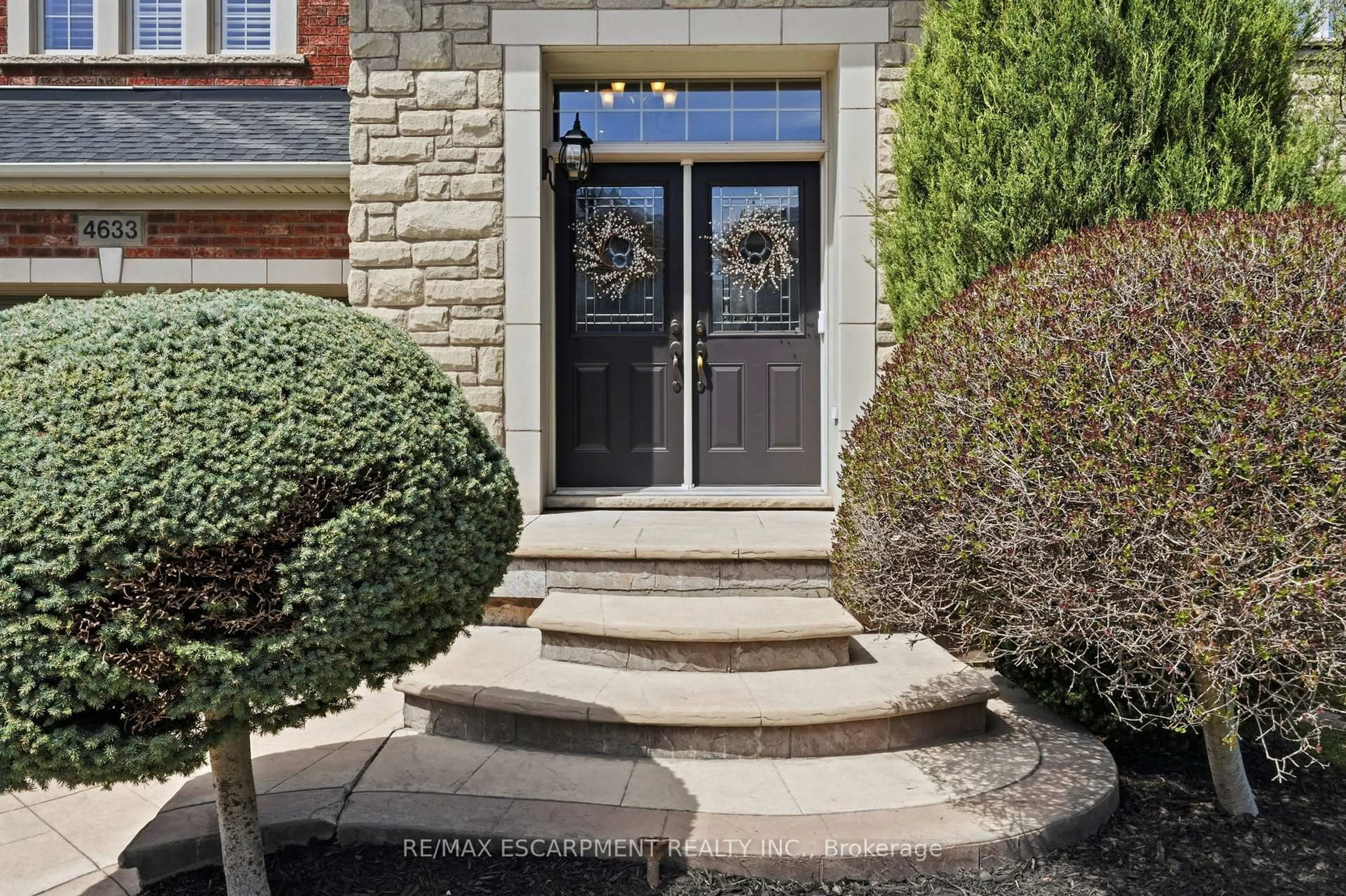 Indoor entryway for 4633 Kearse St, Burlington Ontario L7M 0K7