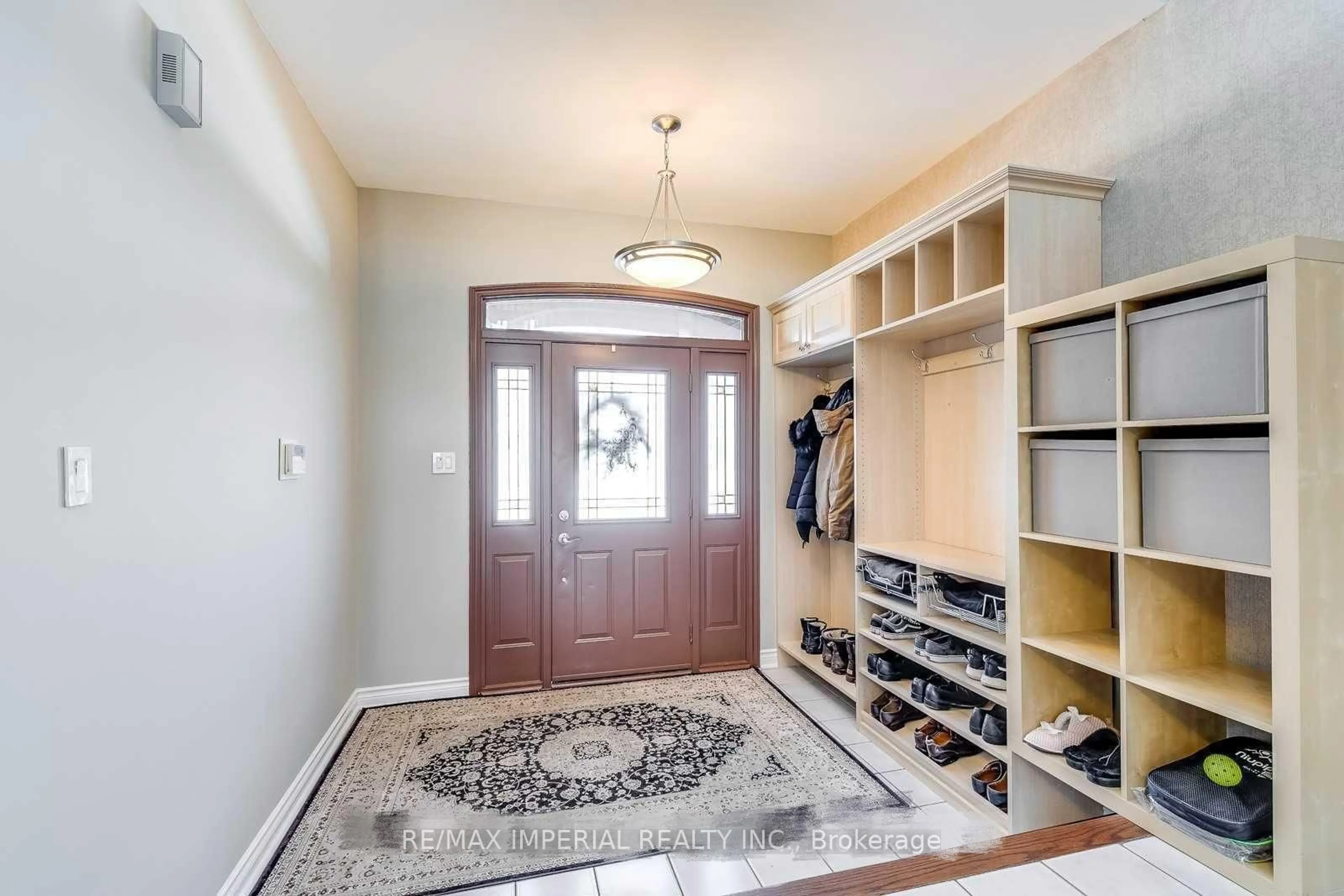 Indoor entryway for 5859 Riverside Pl, Mississauga Ontario L5M 4X1
