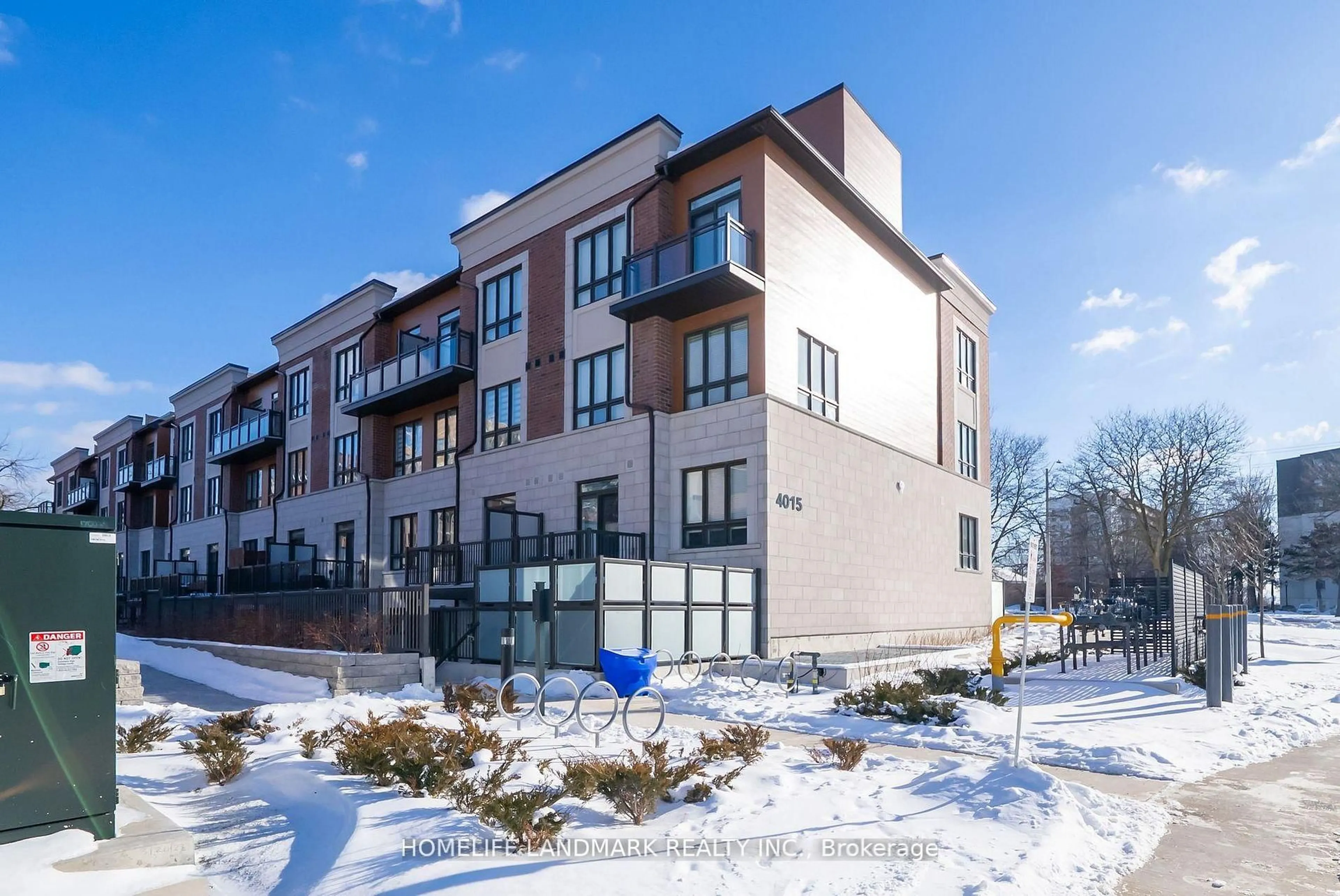 Patio, building for 4015 Hickory Dr #2, Mississauga Ontario L4W 1L1
