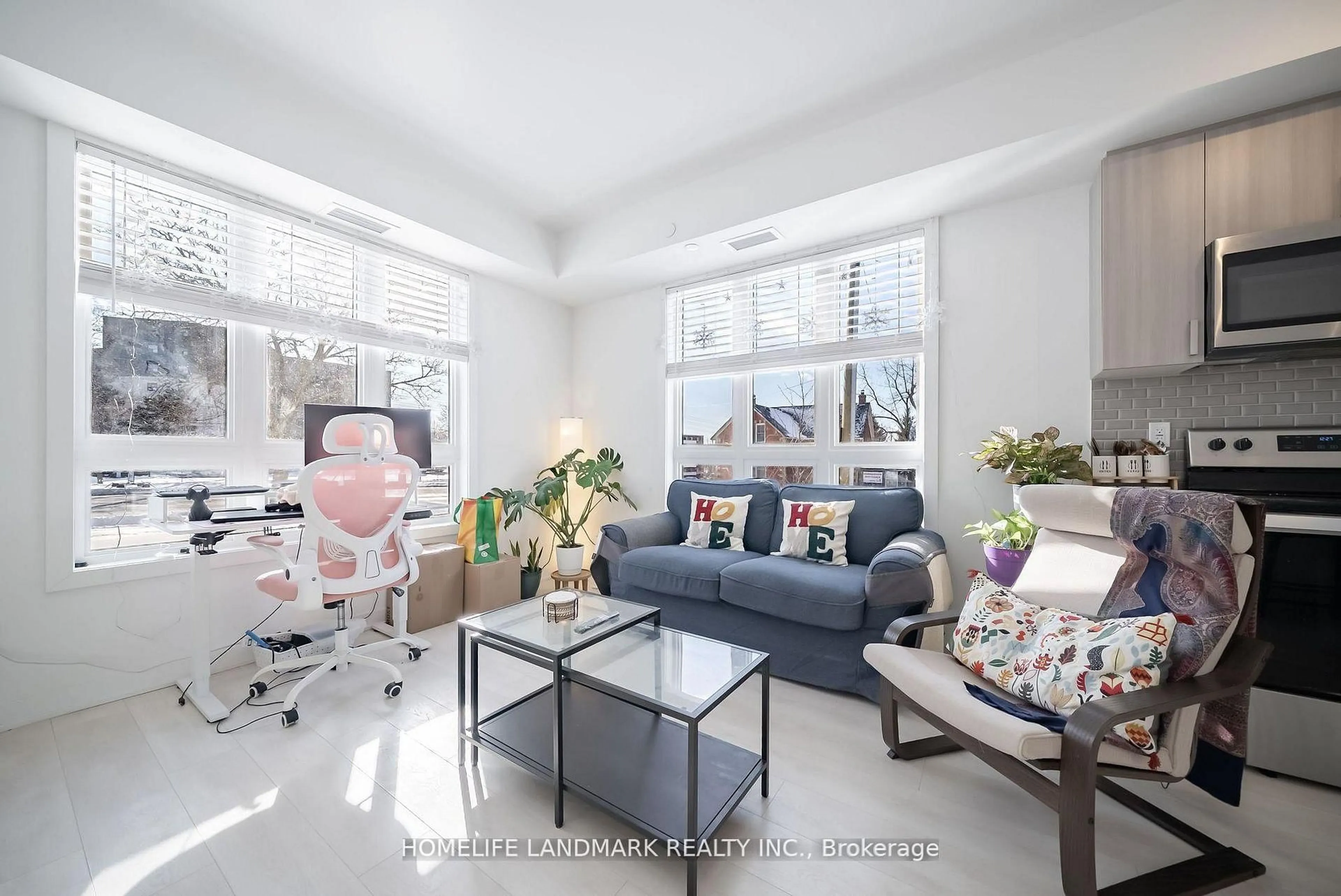 Living room with furniture, unknown for 4015 Hickory Dr #2, Mississauga Ontario L4W 1L1