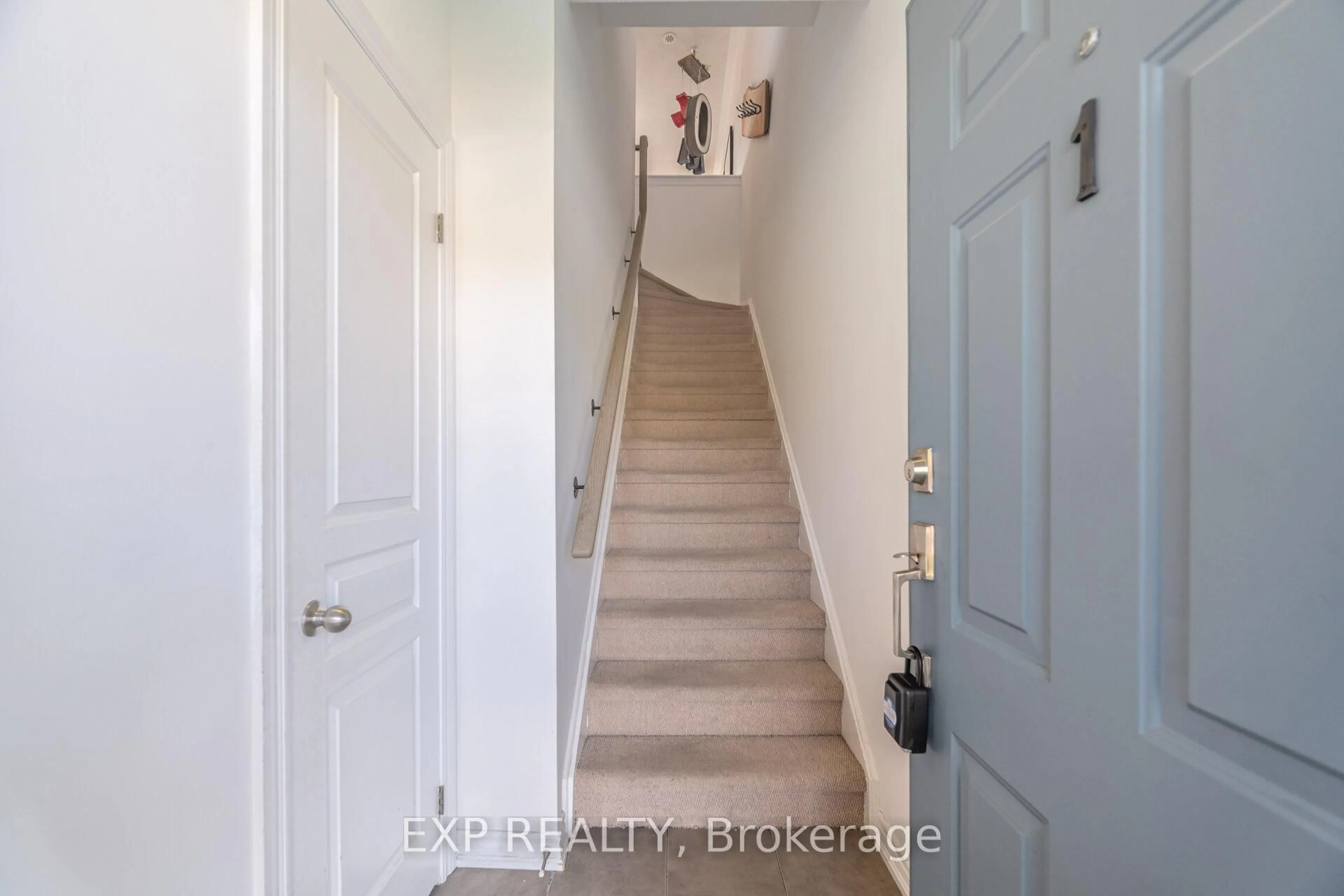 Indoor entryway for 114 Caledonia Park Rd #1, Toronto Ontario M6H 0B1