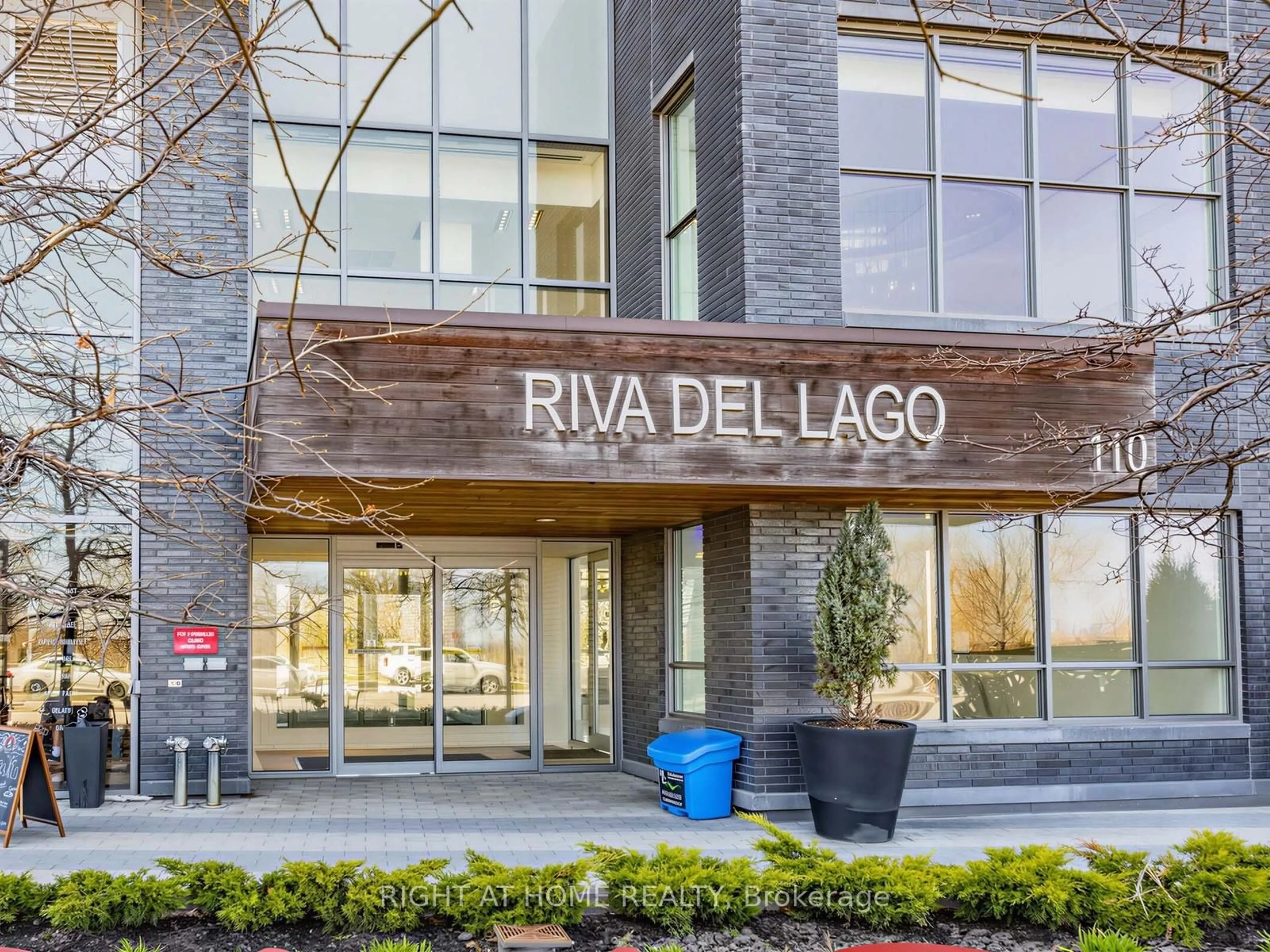 Indoor foyer for 110 MARINE PARADE Dr #703, Toronto Ontario M8V 0B6