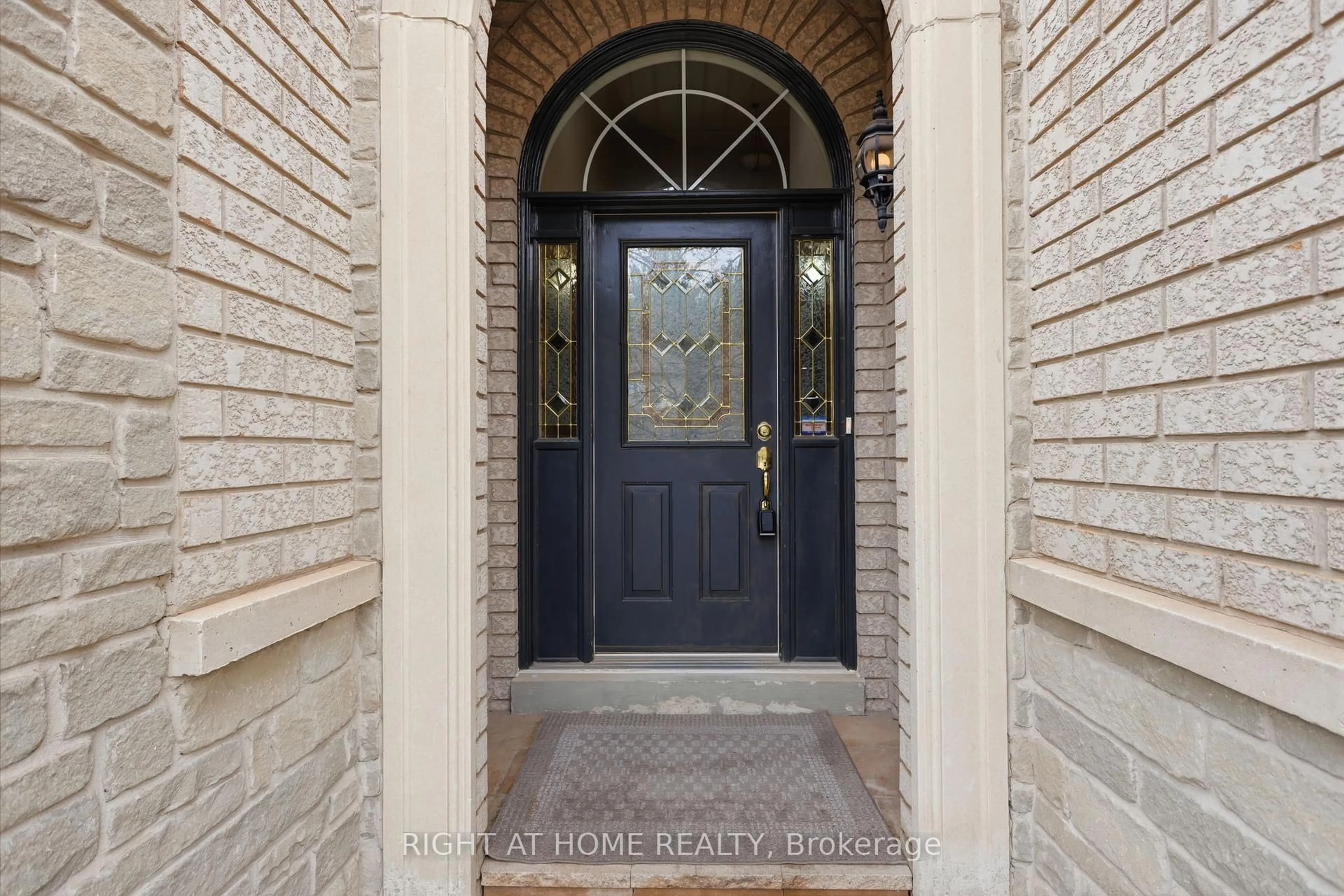 Indoor entryway for 2121 Pinevalley Cres, Oakville Ontario L6H 6L7